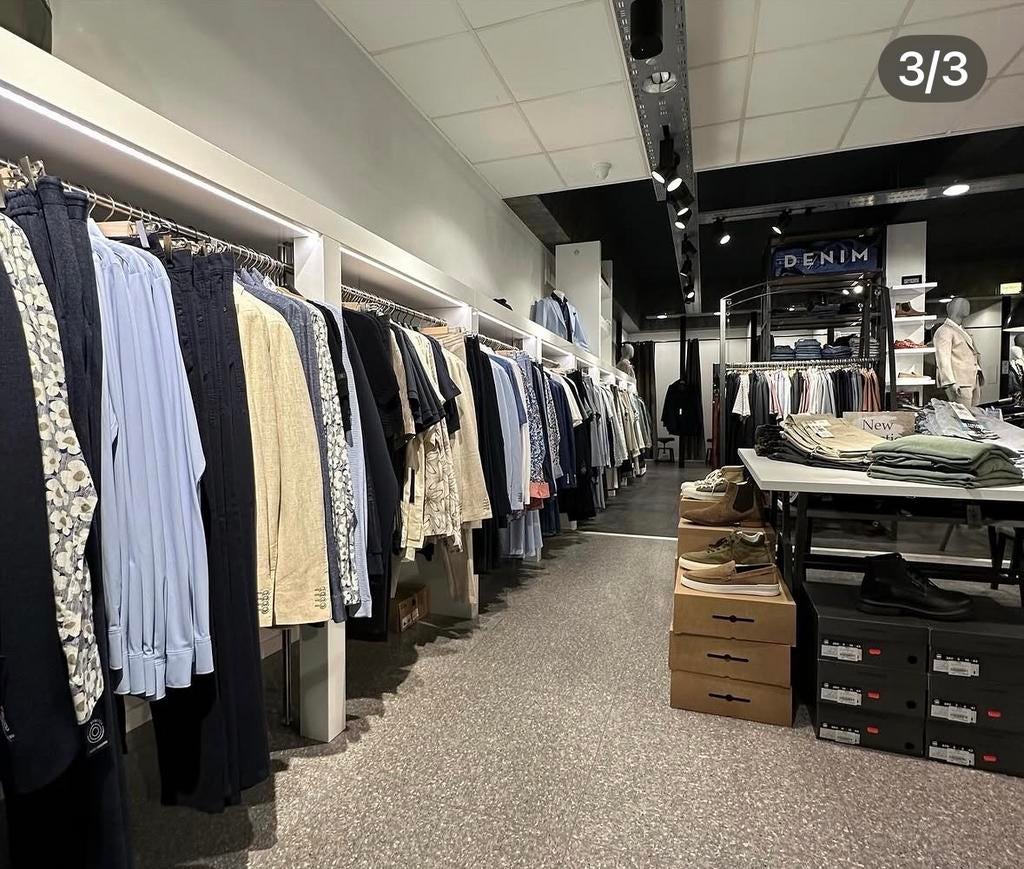 Professionele hoogglans kledingwanden met LED verlichting, Ophalen, Hout, Zo goed als nieuw, Modern