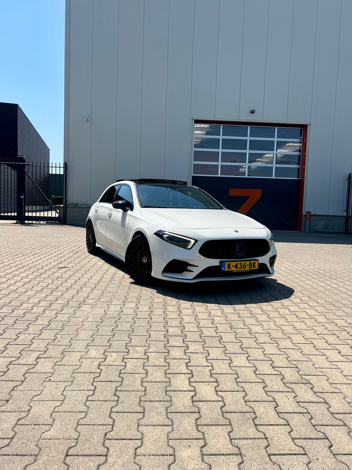 Mercedes A250 AMG Line Full Option | NIEUWE MOTOR 8 KM, Zwart, 4 cilinders, Wit, 75 €/maand