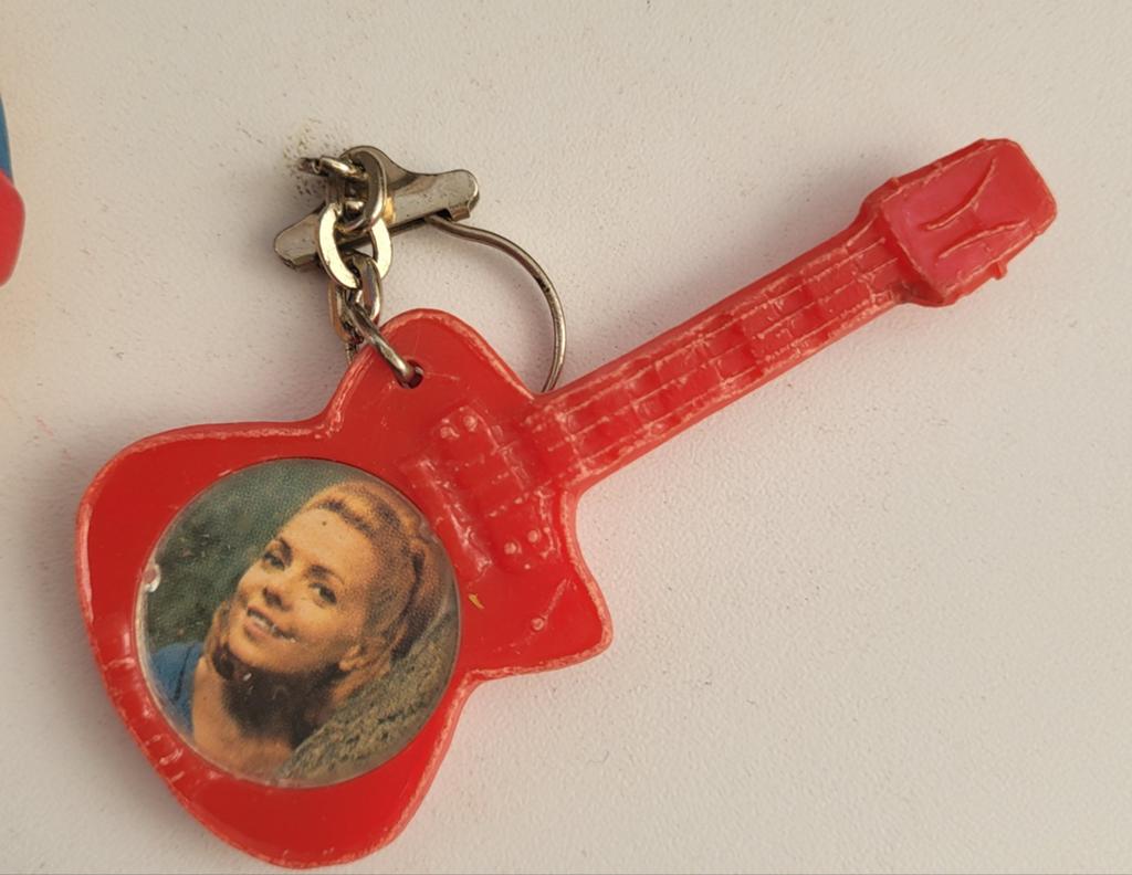 Vintage Sleutelhanger Gitaar met Vrouw Portret, Ophalen of Verzenden, Gebruikt, Overige typen