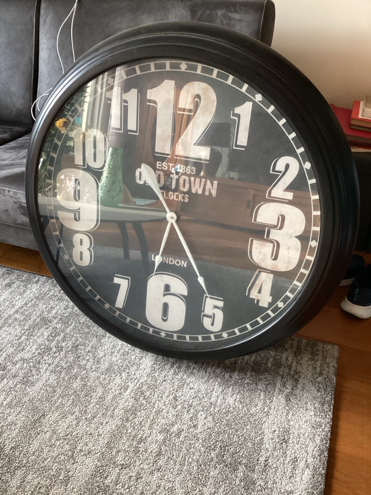 Grote zwarte wandklok - Old Town Clocks London, Ophalen, Analoog, Werkt op batterijen, Industrieel