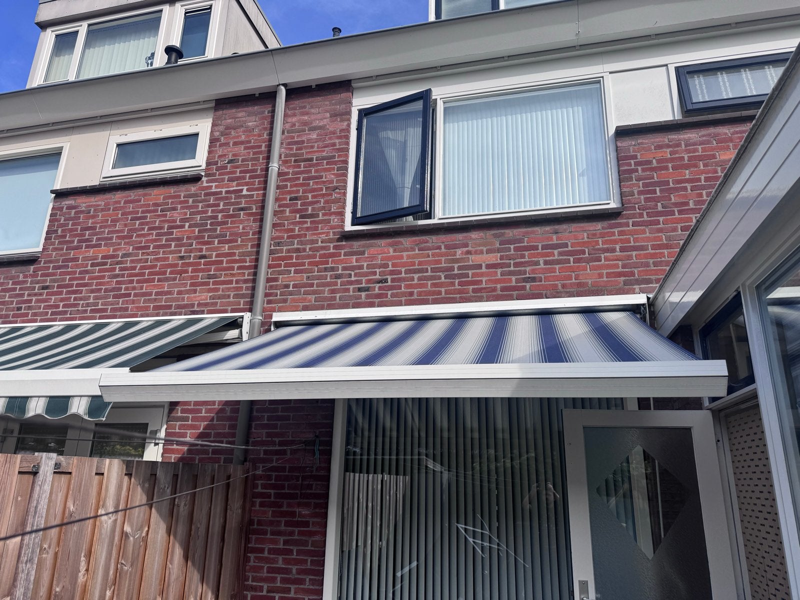 Knikarmscherm - Zonnescherm - Blauw/Wit gestreept, Tuin en Terras, Ophalen, Gebruikt, 150 tot 300 cm, 250 cm tot 450 cm