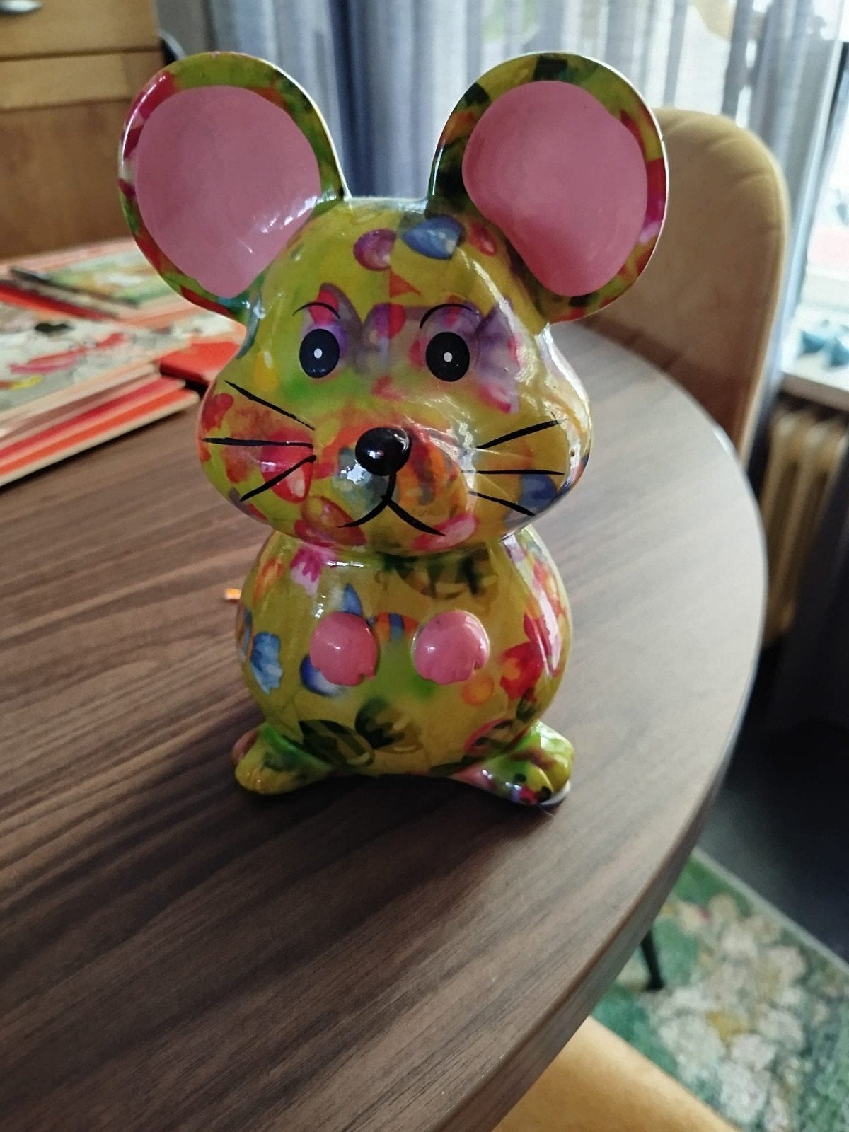 Kleurrijke spaarpot in de vorm van een muis, Ophalen