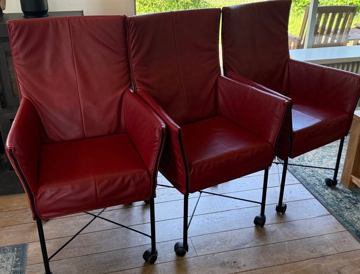 Montis Chaplin 3 rode leren eetkamerstoelen op wieltjes, Huis en Inrichting, Stoelen, Ophalen, Drie, Leer, Zo goed als nieuw