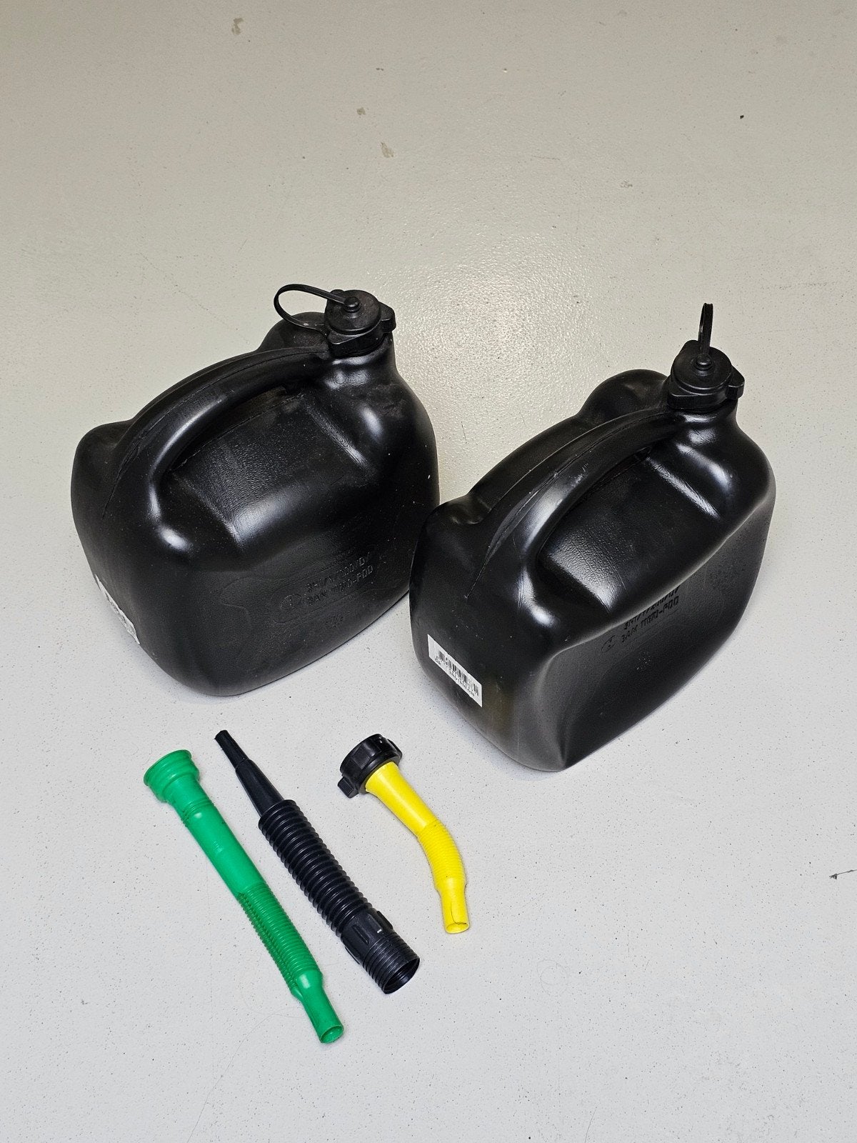 2x Benzine jerrycan 10L - Zwart, 3x schenktuiten, Ophalen of Verzenden