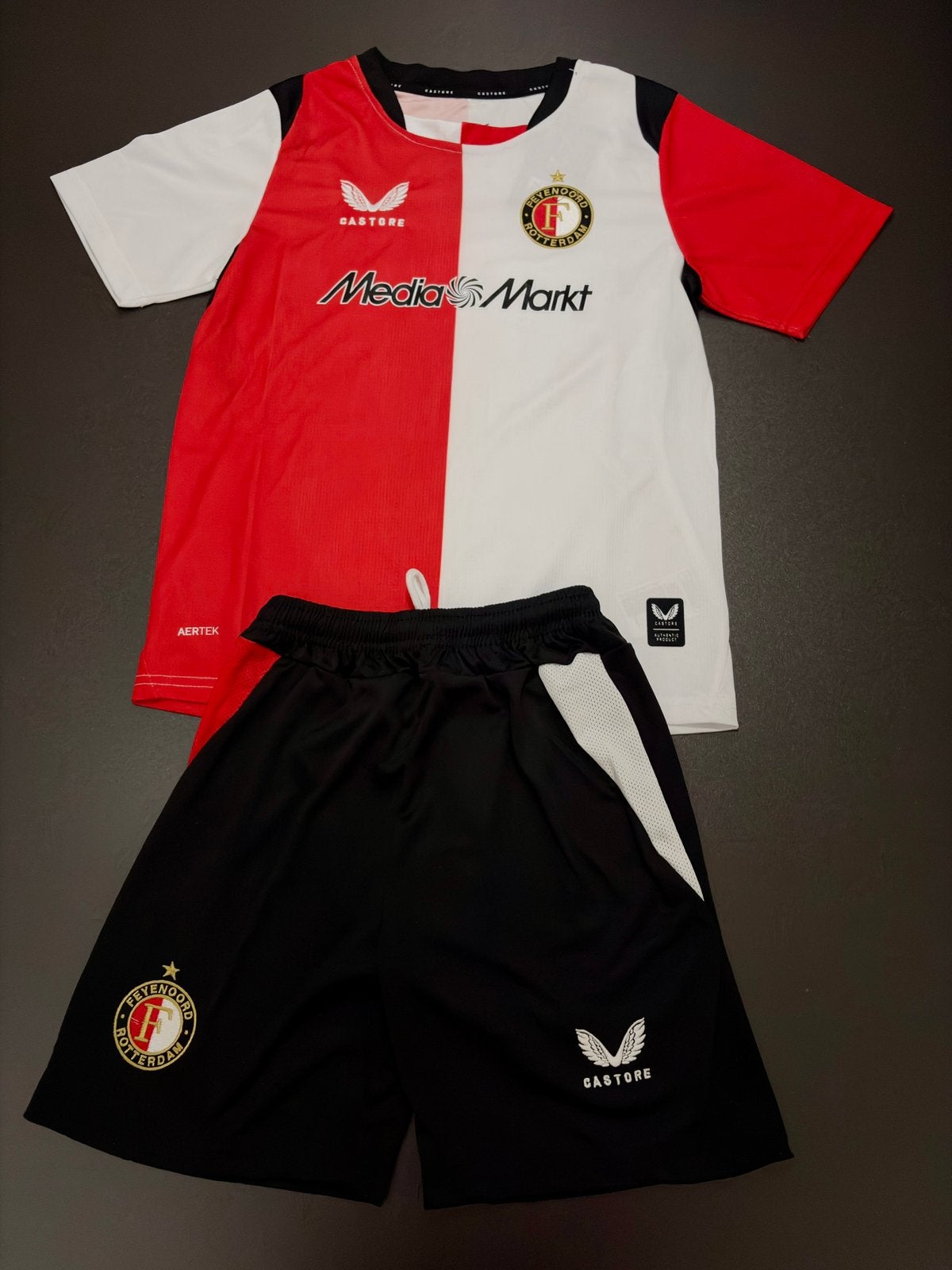 Feyenoord thuis kinder voetbal tenue  seizoen 26-27 maat 164, Maat XS of kleiner, Ophalen of Verzenden, Nieuw, Set