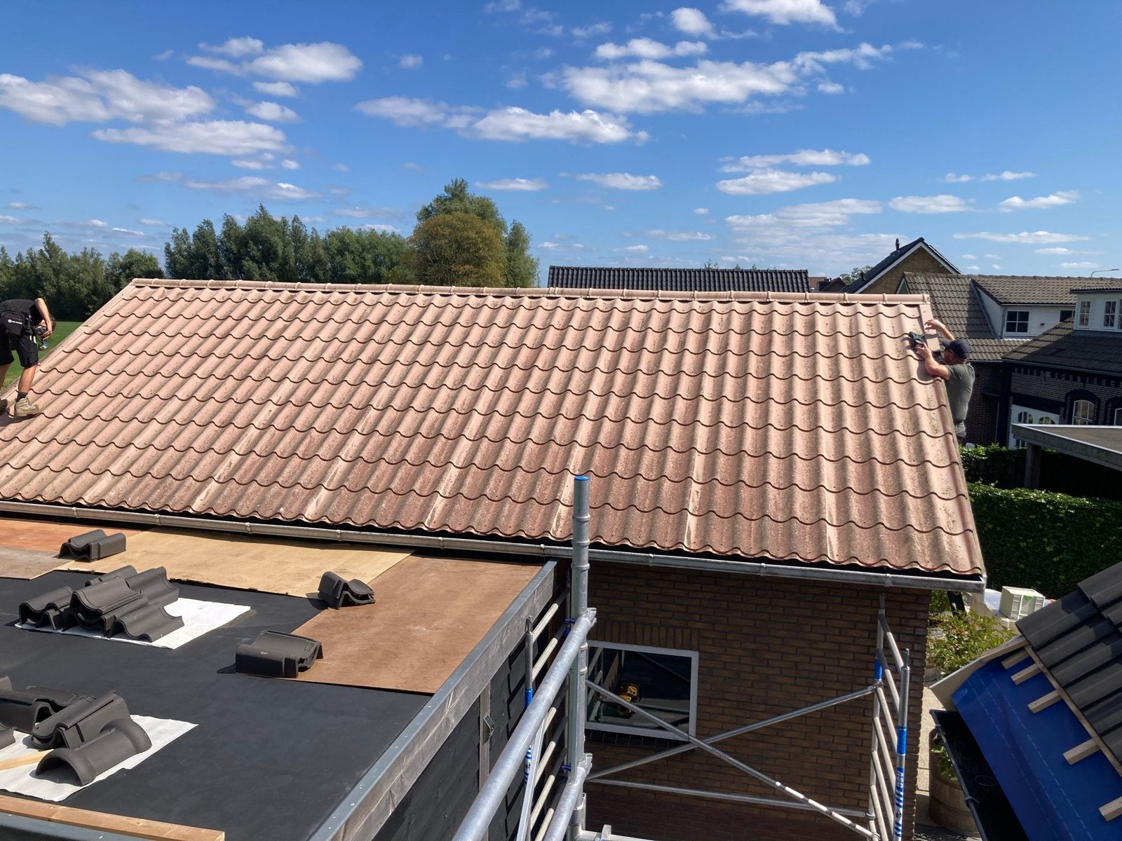 Dakpanprofielplaten 76m2 met nokstukken en windveer, Gebruikt, 15 m² of meer, Metaal, Rood