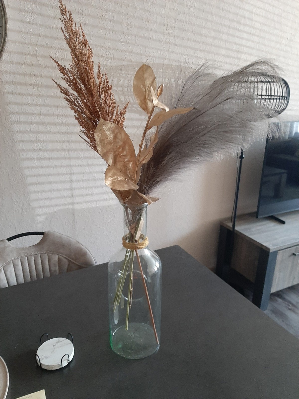 Mooie kunstbloemen in glazen vaas, Inclusief decoratie, Ophalen of Verzenden, Goud, Glas