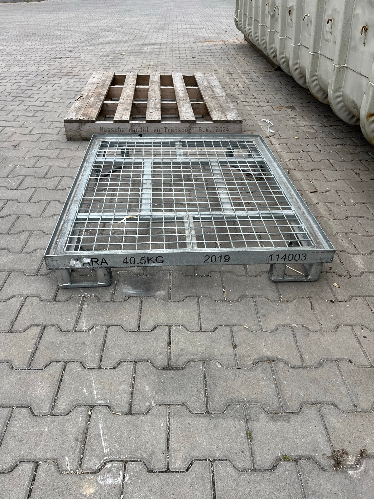Stalen/ijzeren gaaspallet, Ophalen