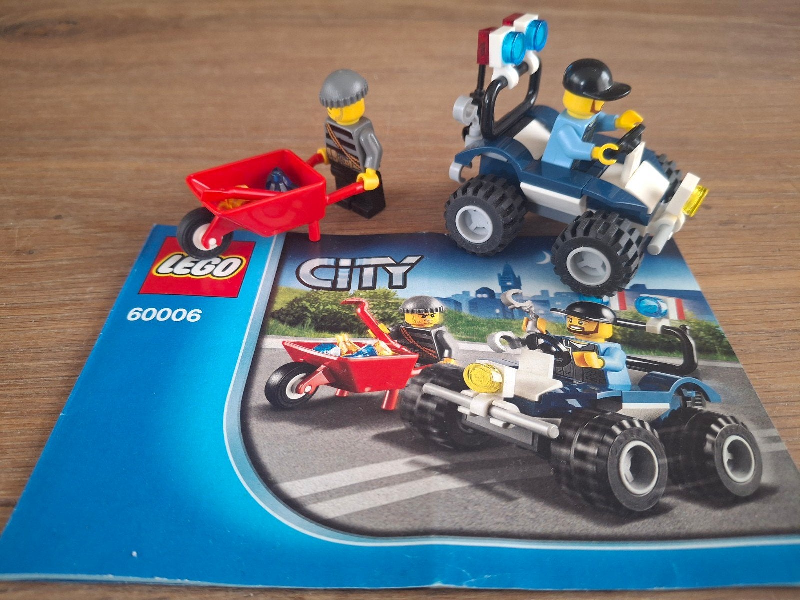 lego city 2x politie boef 60006 en  60135, Compleet, Lego, Ophalen of Verzenden, Minifiguur