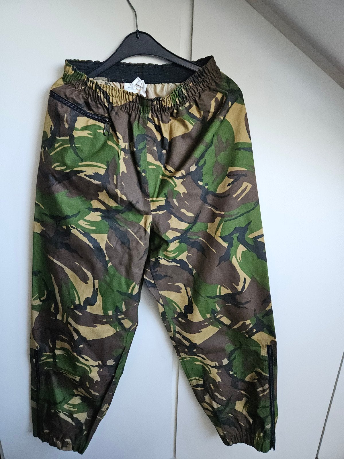 Defensie goretex regenbroek woodland, Ophalen of Verzenden