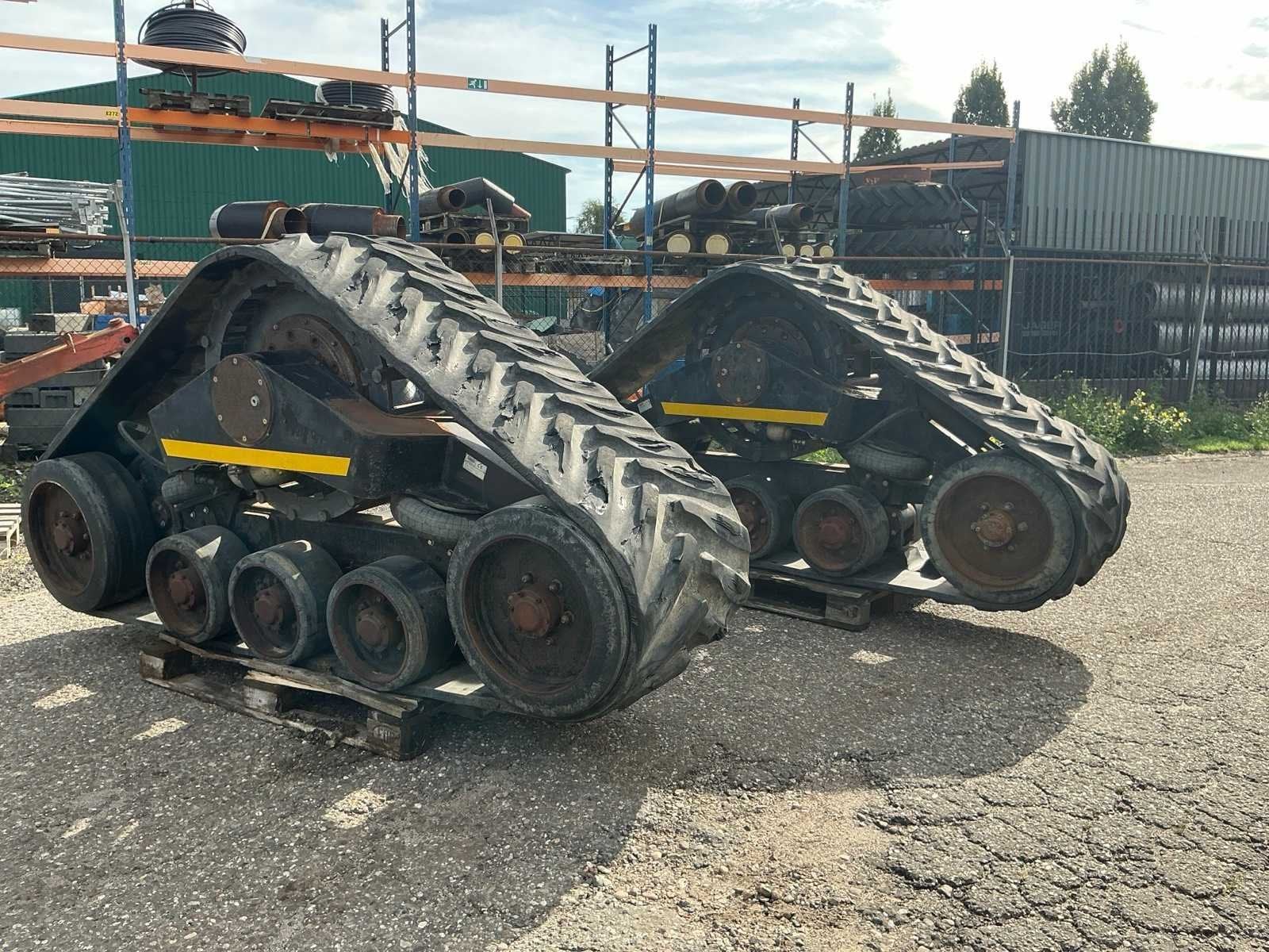 2001 Grecav Rups banden voor de 1985 New Holland TF44 Combai