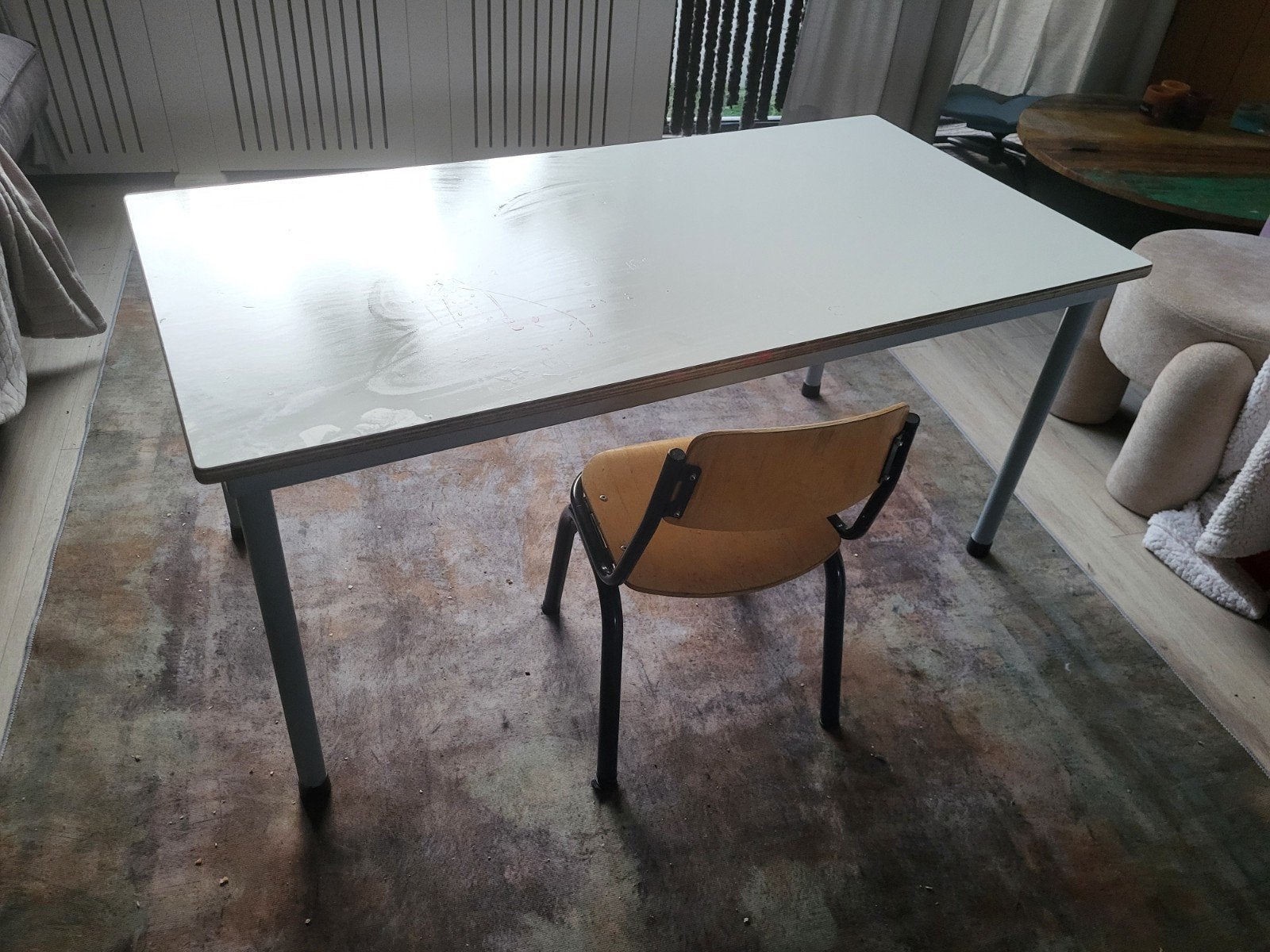 Kinder bureau / tafel met metalen poten, Overige houtsoorten, Gebruikt, Ophalen of Verzenden, Functioneel, Eenvoudig