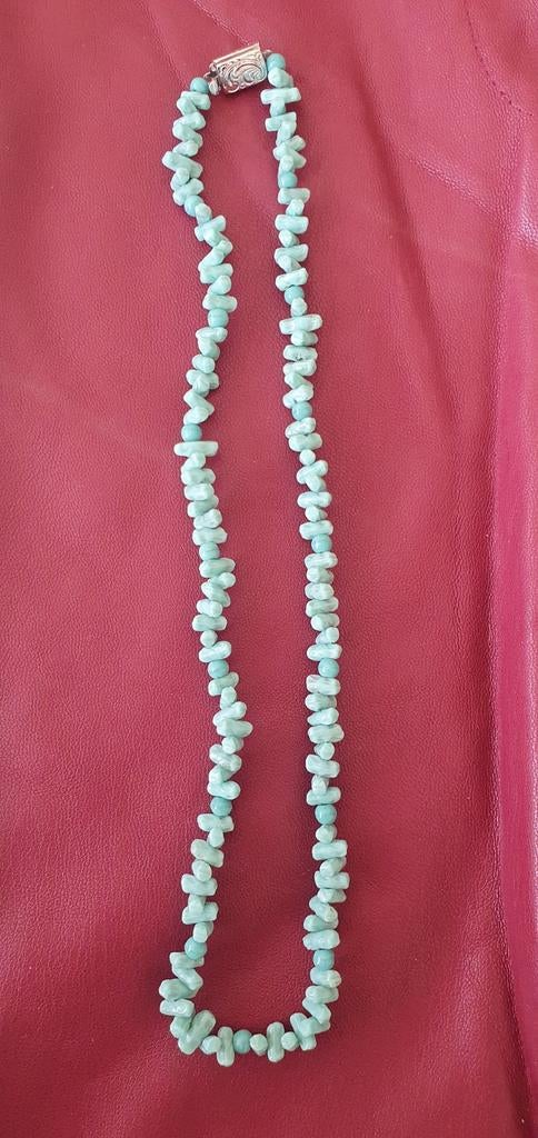 Turquoise kralen ketting met zilveren sluiting (835), Ophalen of Verzenden, Zo goed als nieuw, Blauw, Zilver