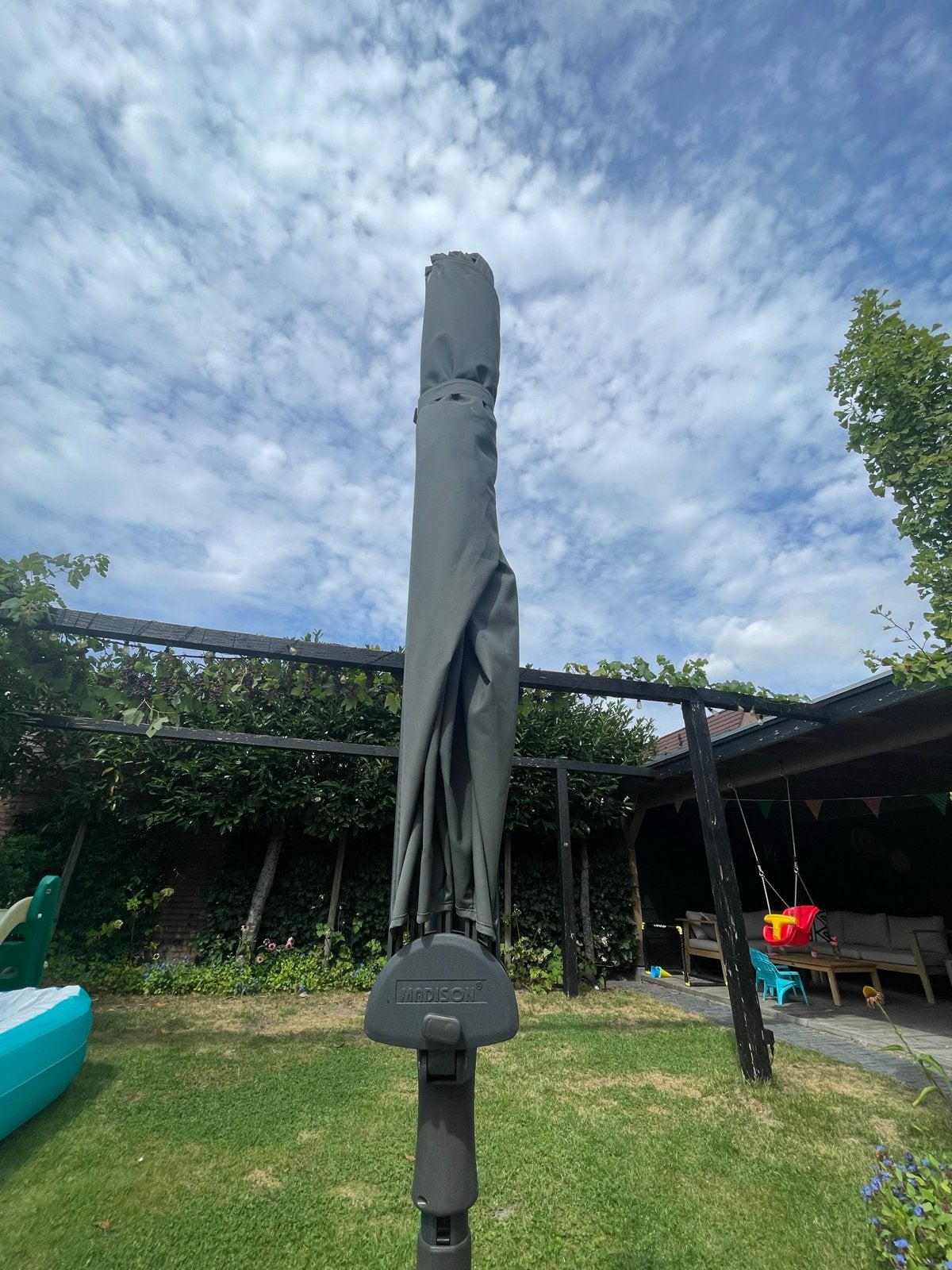Madison Zweefparasol Grijs - Zo goed als nieuw, Ophalen, Kantelbaar, 2 tot 3 meter, Zweefparasol