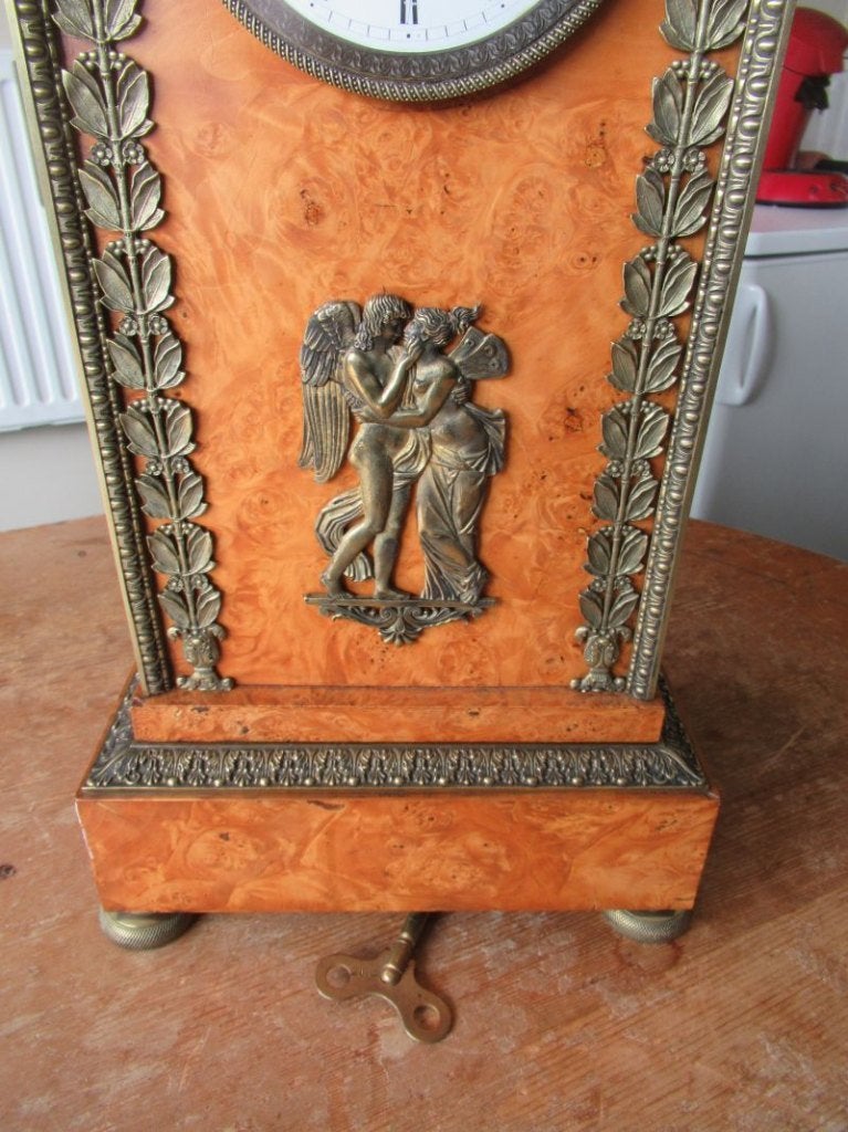 Oer 11271 antieke zuil pendule met iepenwortel fineer, Ophalen