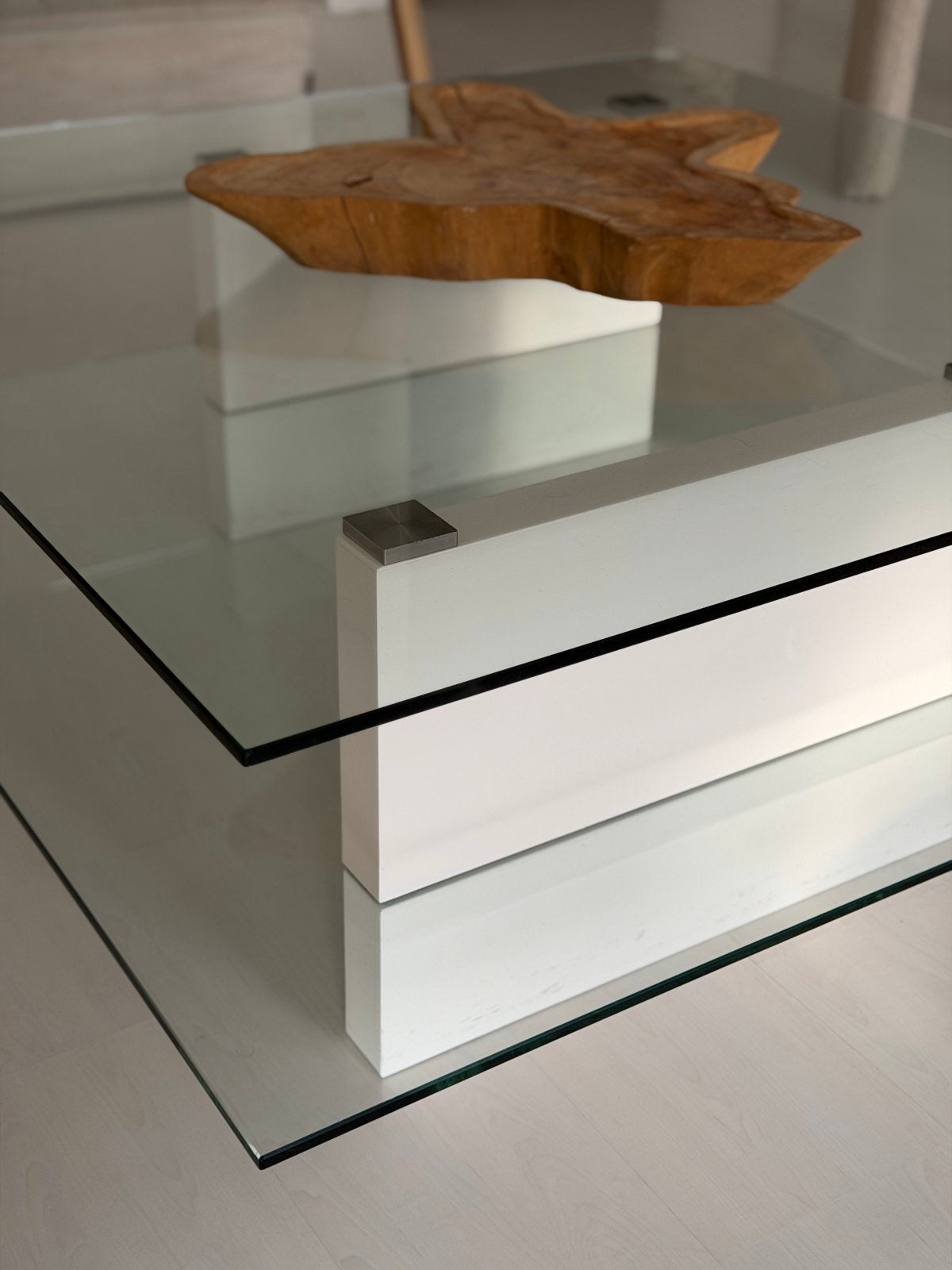 Moderne glazen salontafel met wit onderstel, Ophalen, Vierkant, Minder dan 50 cm, 100 tot 150 cm