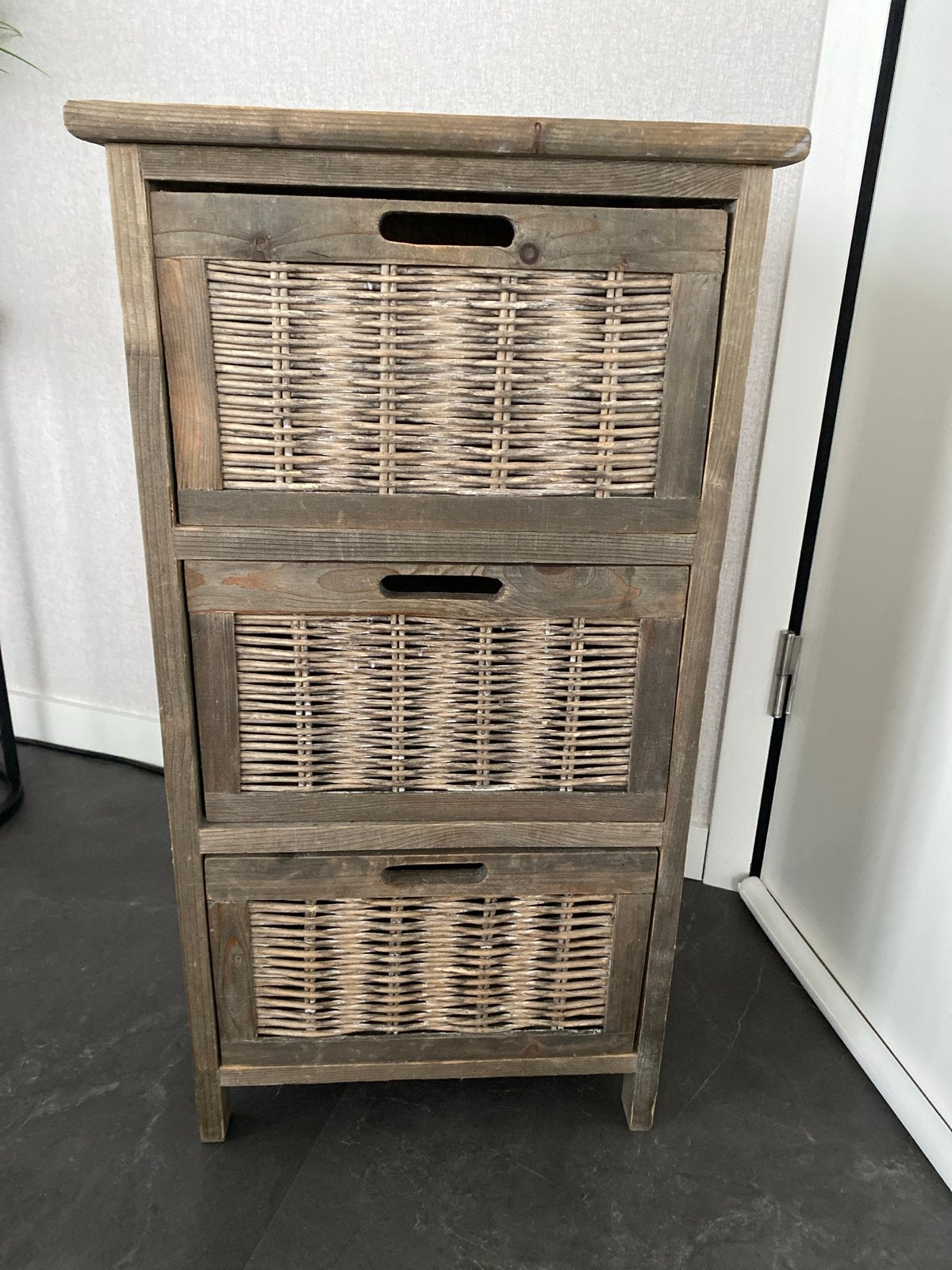 Houten ladekastje met rieten manden, Minder dan 50 cm, Gebruikt, Ophalen of Verzenden, 3 of 4 laden