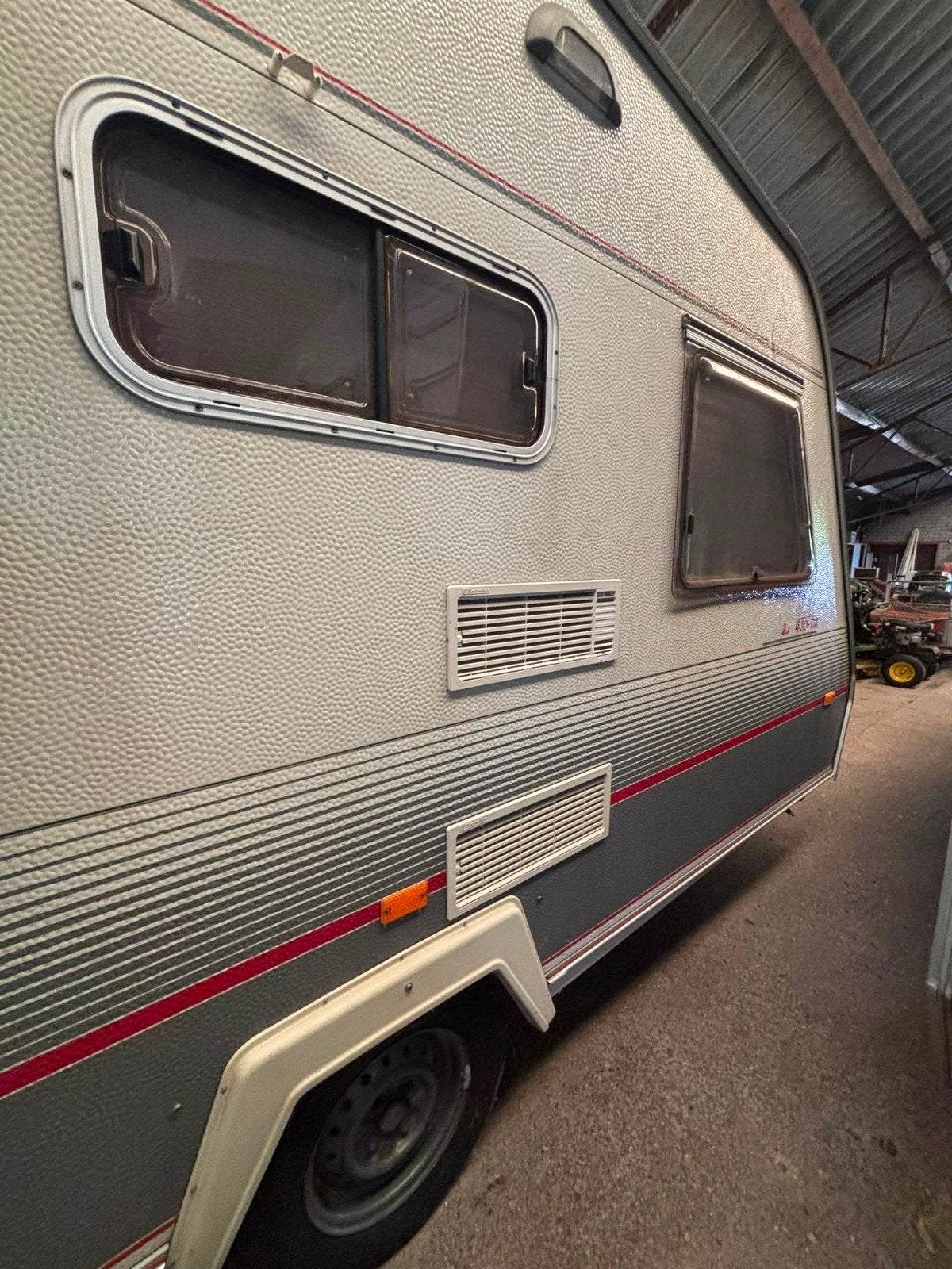 Beyerland Sprinter 430 TM - Compacte caravan met stapelbed, Caravans en Kamperen, Caravans, Vast bed, Treinzit, 750 - 1000 kg