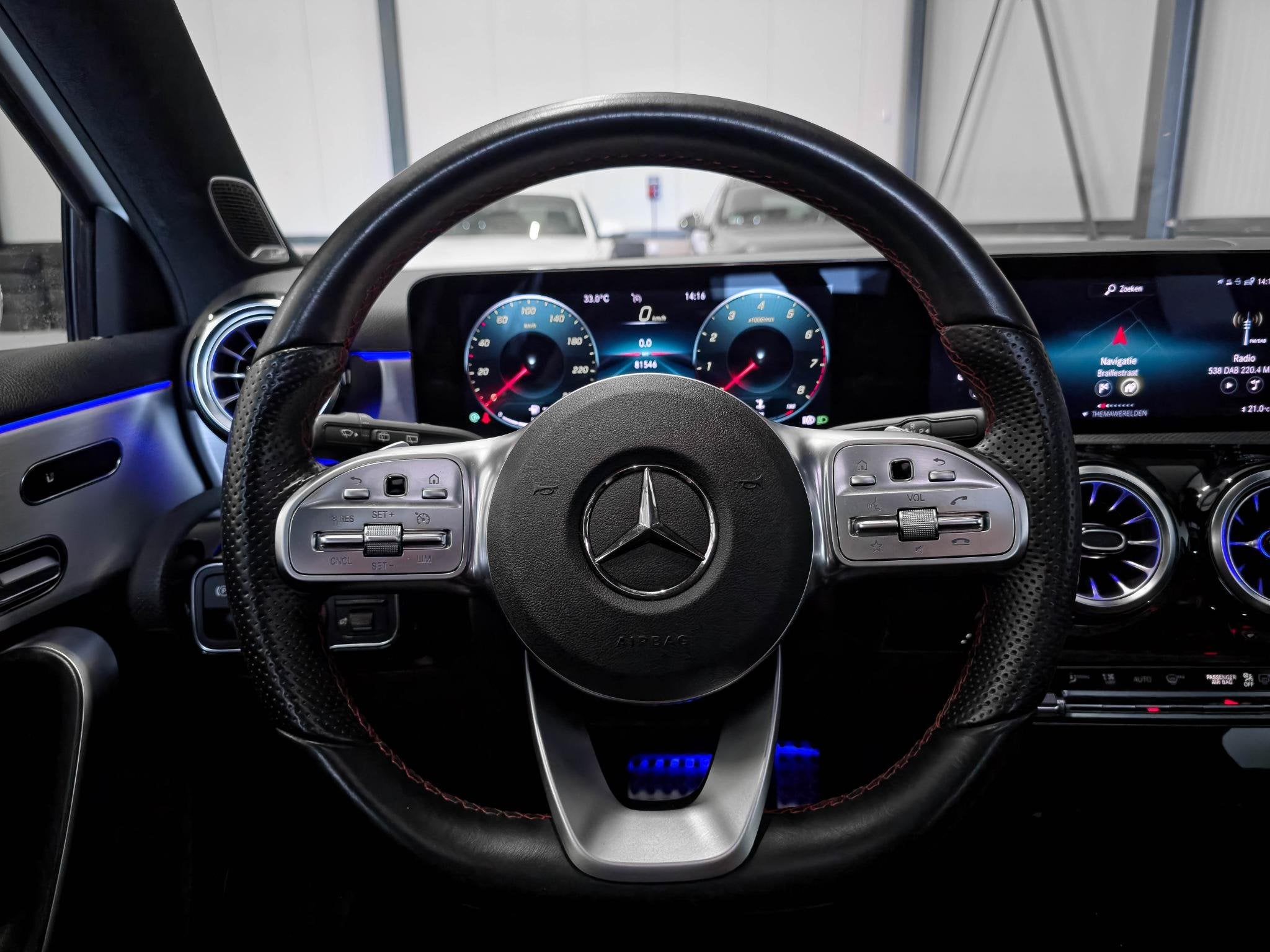 Foto 20 van Mercedes-Benz A-klasse 180 AMG | Burmester | Panoramadak | M