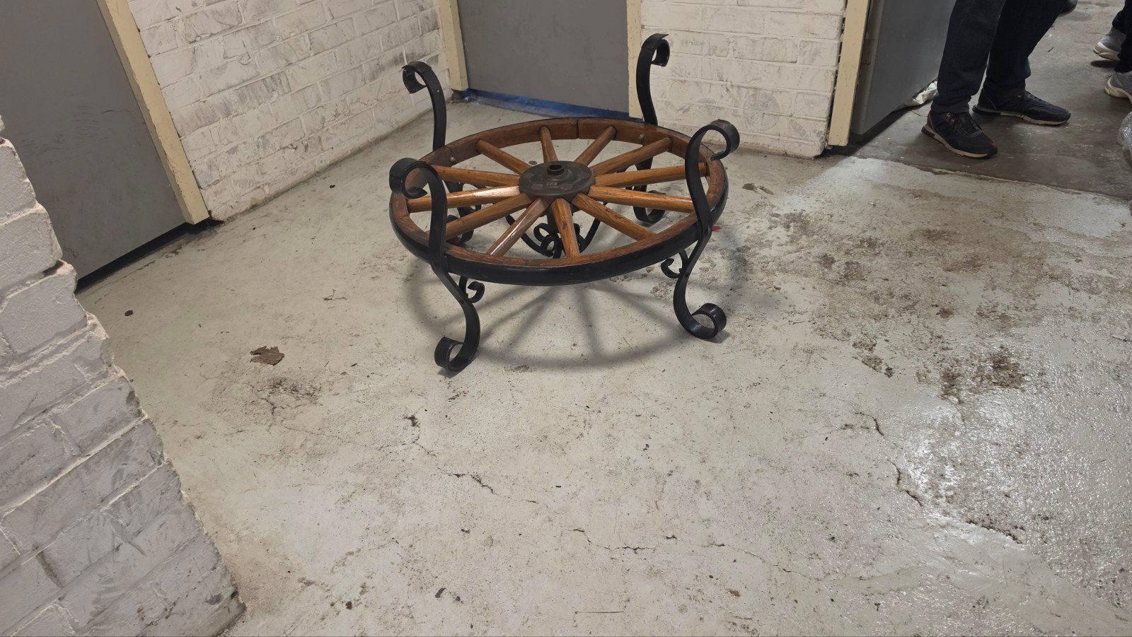 Unieke salontafel met wagenwiel en smeedijzer, Ophalen of Verzenden
