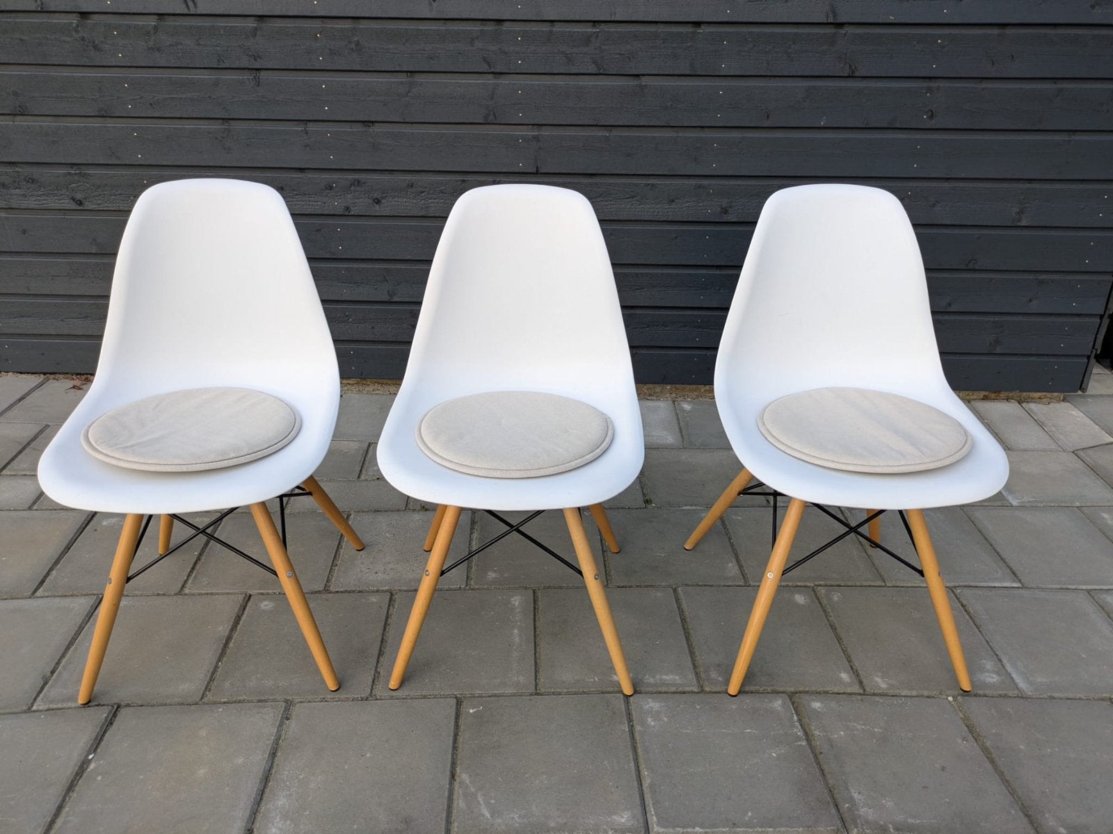 Drie witte kuipstoelen met houten poten, Huis en Inrichting, Stoelen, Ophalen, Kunststof, Wit, Zo goed als nieuw