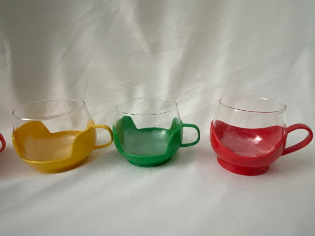 Retro Set van 6 glazen theekoppen in kunststof houder, Gebruikt, Vintage, Ophalen of Verzenden, Glas