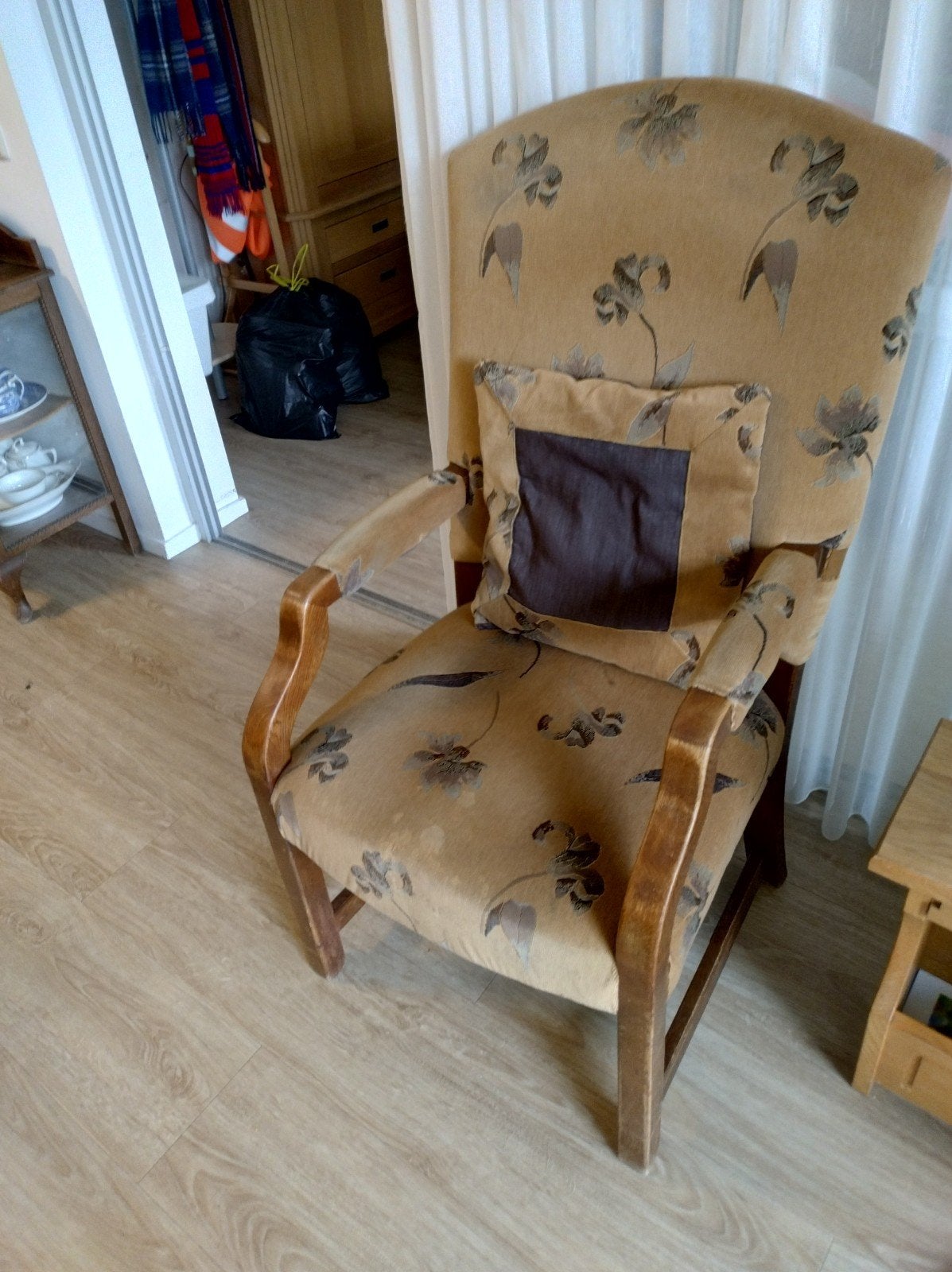 Vintage fauteuil met bloemenprint en houten armleuningen, Gebruikt, Vintage, Klassiek, Retro, 75 tot 100 cm, Ophalen of Verzenden