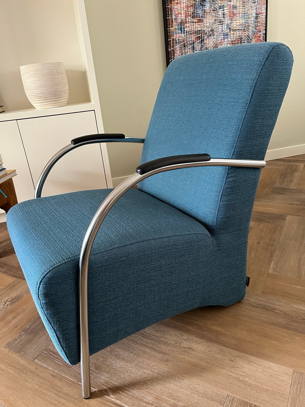 Moderne fauteuil met chromen armleuningen, Huis en Inrichting, Fauteuils, Zo goed als nieuw, Stof, 50 tot 75 cm, 75 tot 100 cm