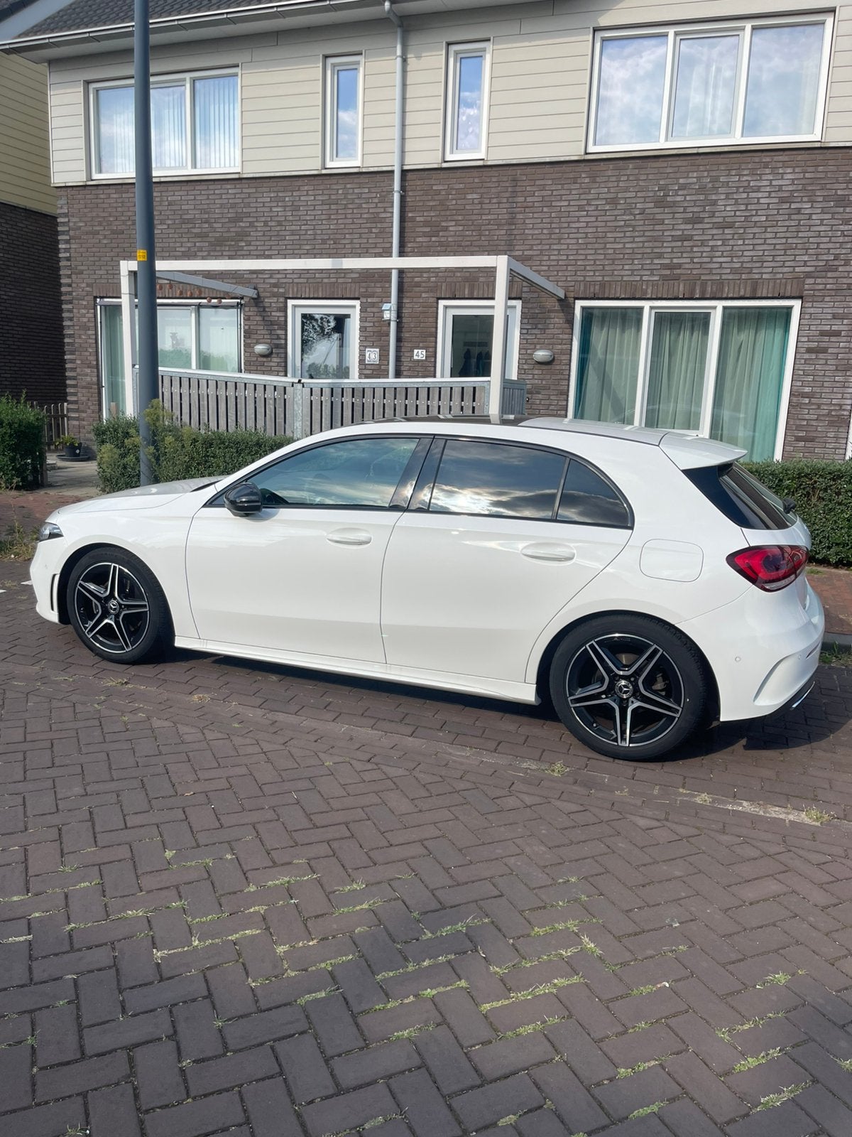 Mercedes-Benz A- Klasse AMG Automaat | Panoramadak, Auto's, Mercedes-Benz, 4 cilinders, Leder en Stof, Wit, Origineel Nederlands