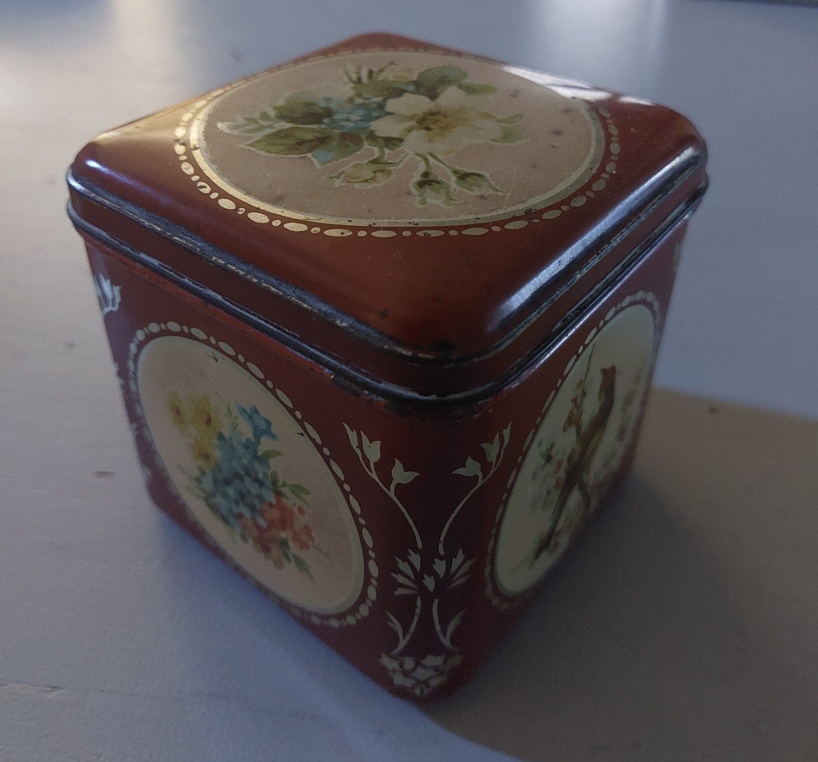 Oud blikje, bloemen en vogels, 'Container made in Holland', Ophalen of Verzenden