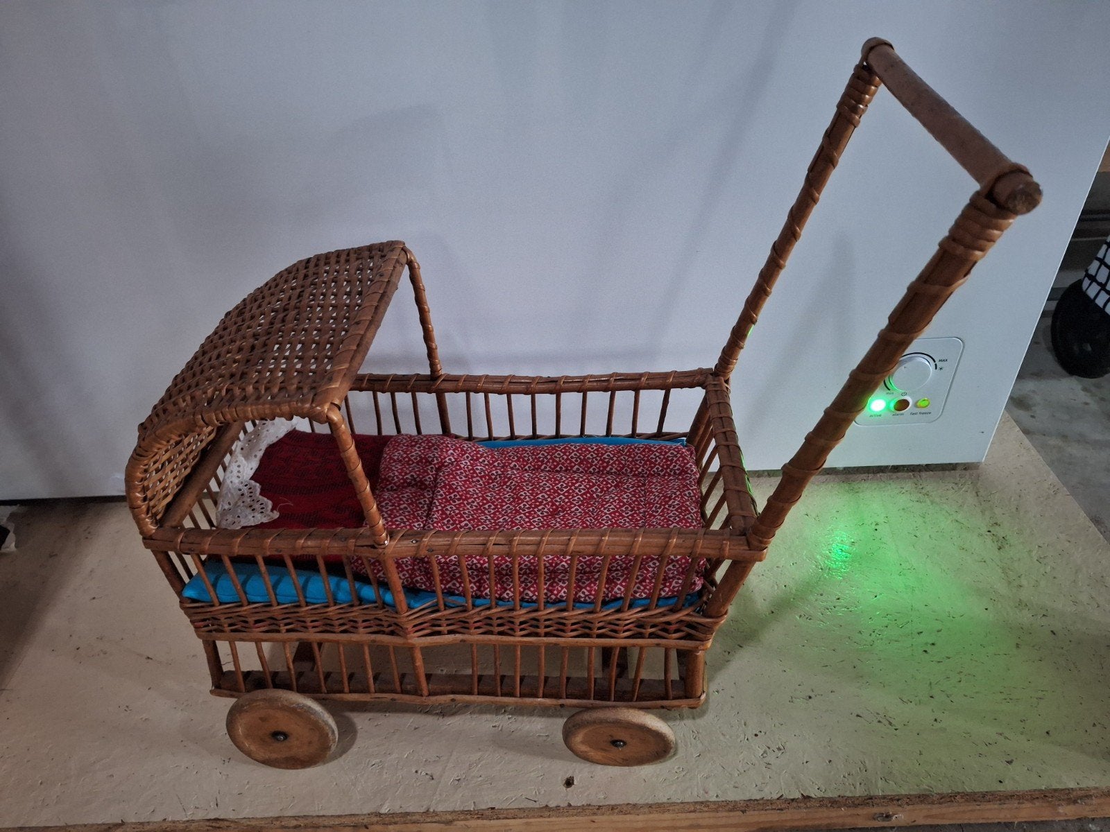 Oude poppenwagen riet en hout, Ophalen, Gebruikt, Overige typen
