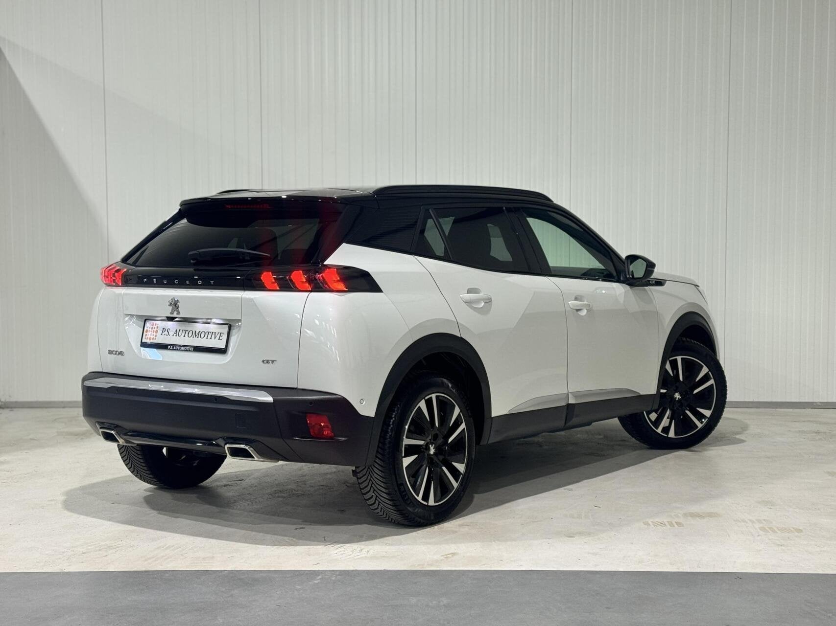 Peugeot 2008 1.2 Pure Tech GT Line|CARPLAY|LANE|360 CAMERA, Gebruikt, Zwart, 4 cilinders, Met garantie (alle)