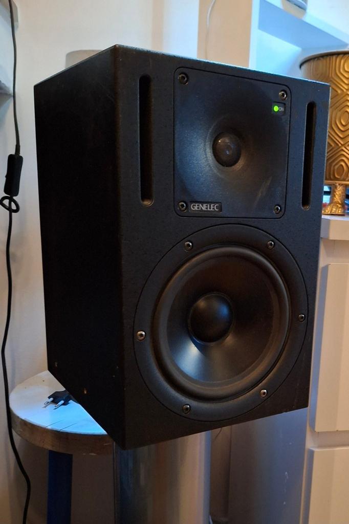 setje Genelec 1030A monitors 1 ok en eentje met defect, Overige merken, Gebruikt, Ophalen of Verzenden, 60 tot 120 watt