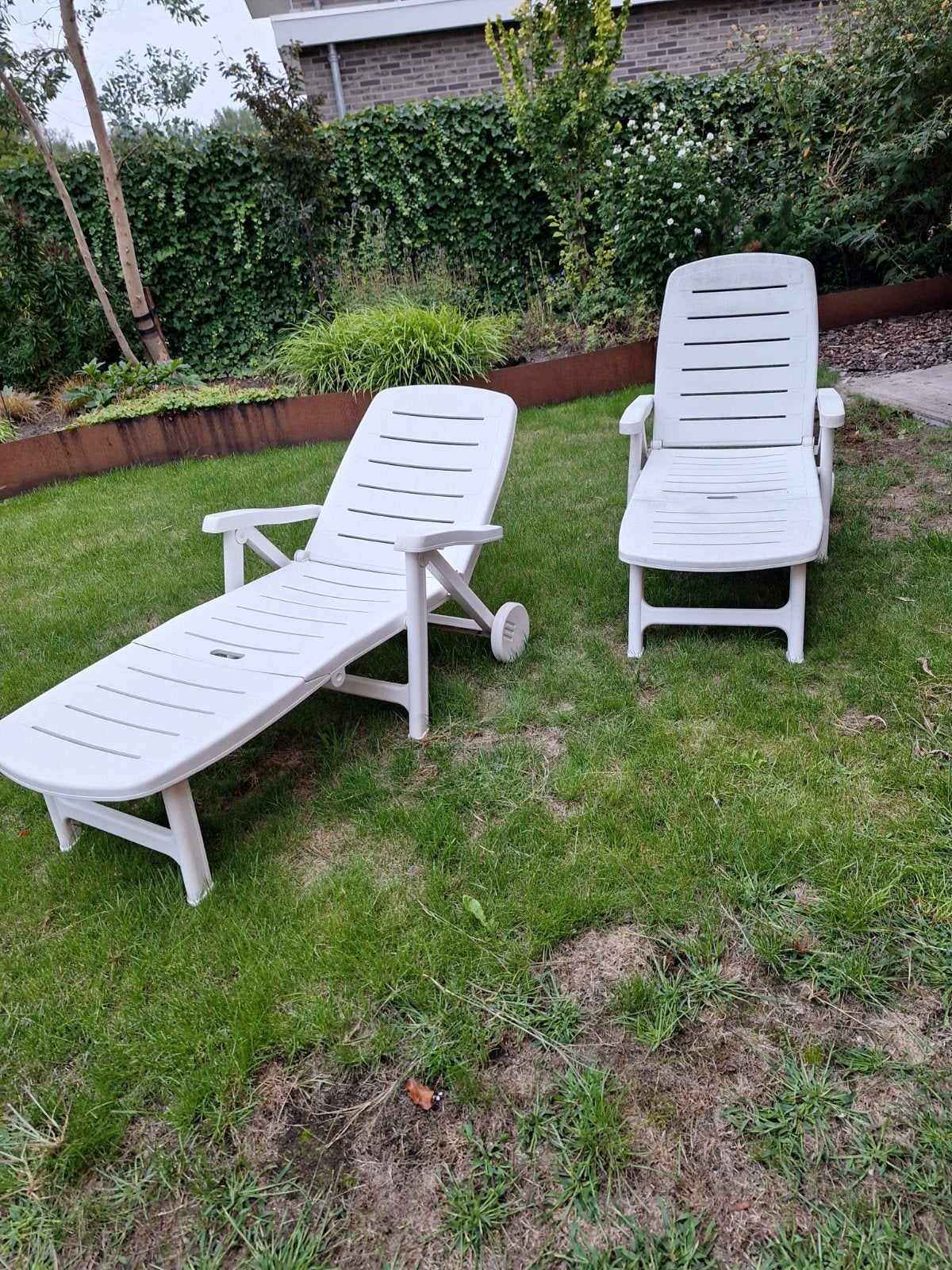 2x Witte verstelbare ligstoelen met wielen en kussens, Ophalen, Gebruikt, Plastic, Verstelbaar