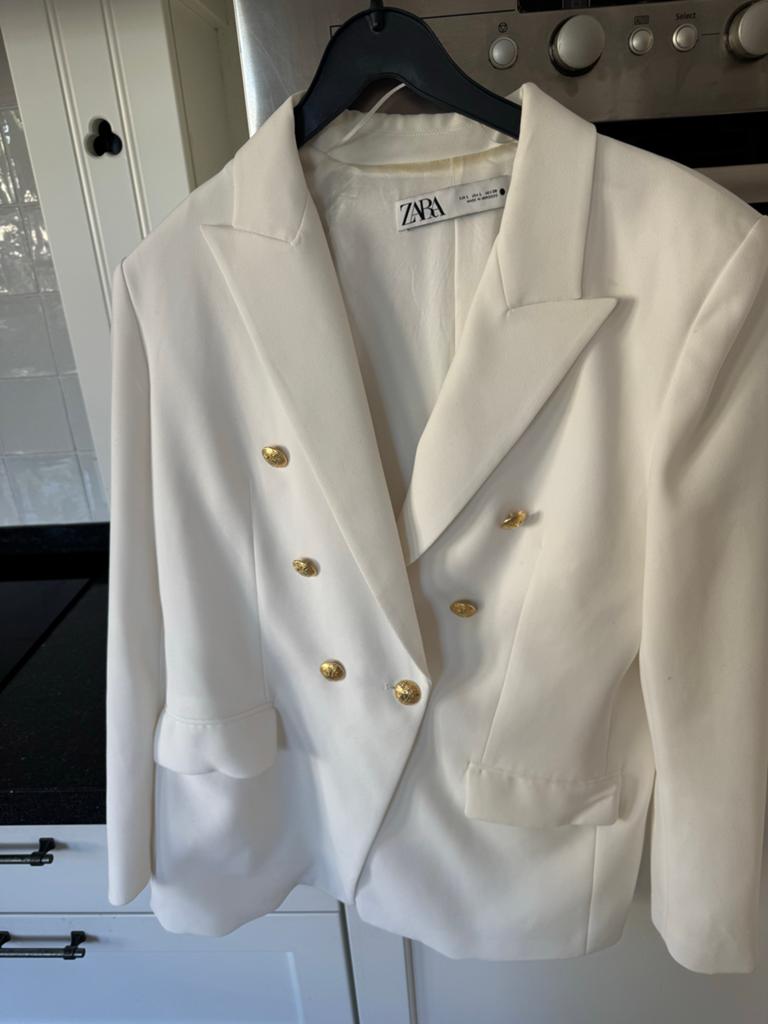Zara Blazer Wit met Gouden Knopen - Maat L, Kleding | Dames, Jasjes, Kostuums en Pakken, Wit, Maat 42/44 (L), Ophalen of Verzenden