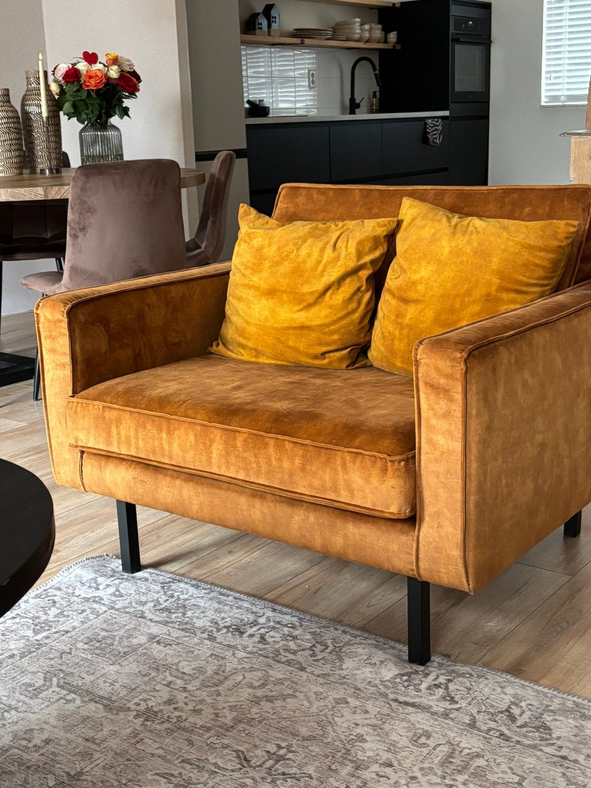 Loveseat fluweel goud/oker, Huis en Inrichting, Ophalen, Tweepersoons, 75 tot 100 cm, Zo goed als nieuw