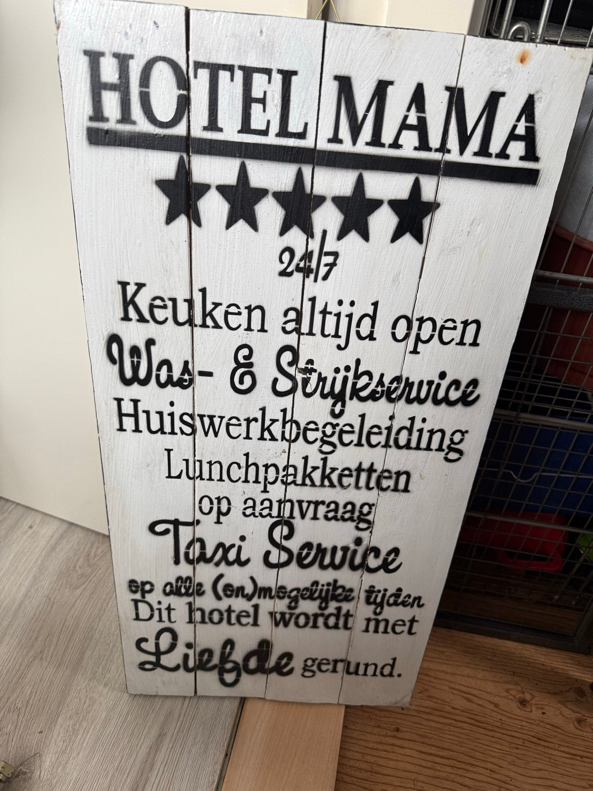 Houten decoratiebord 'Hotel Mama' - Liefdevol gerund, Huis en Inrichting, Ophalen, Hout, Gebruikt, Landelijk