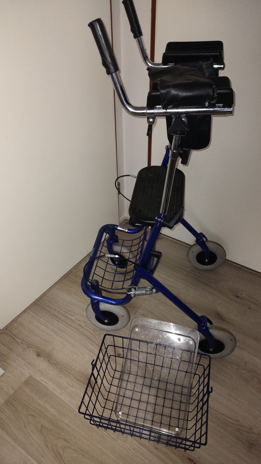 inklapbare rollator met elleboog / arm steunen met mandje, Diversen, Looprekken, Ophalen, In hoogte verstelbaar