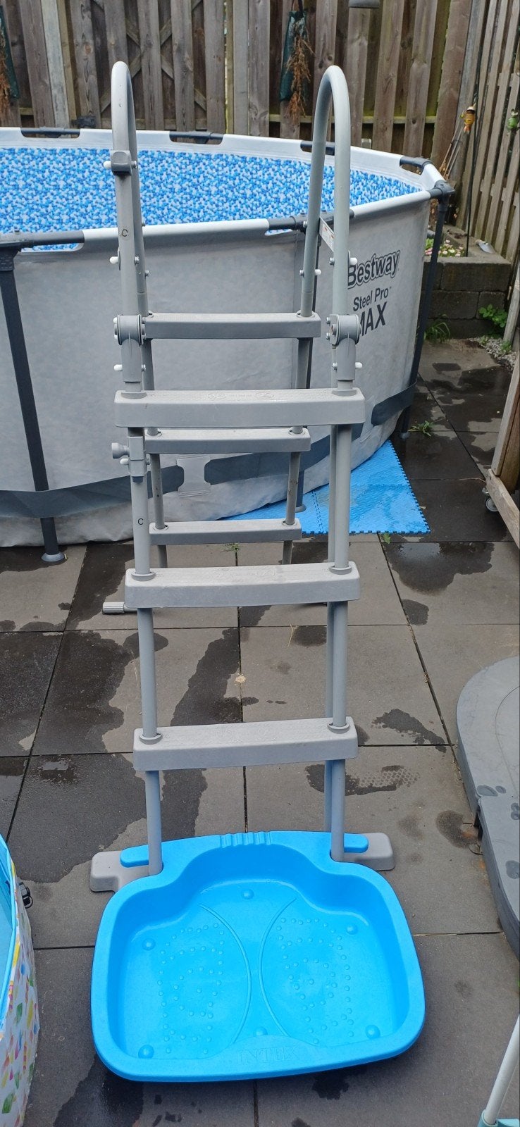 Zwembadladder 91-107 cm met voetbadje - Goede staat, Ophalen