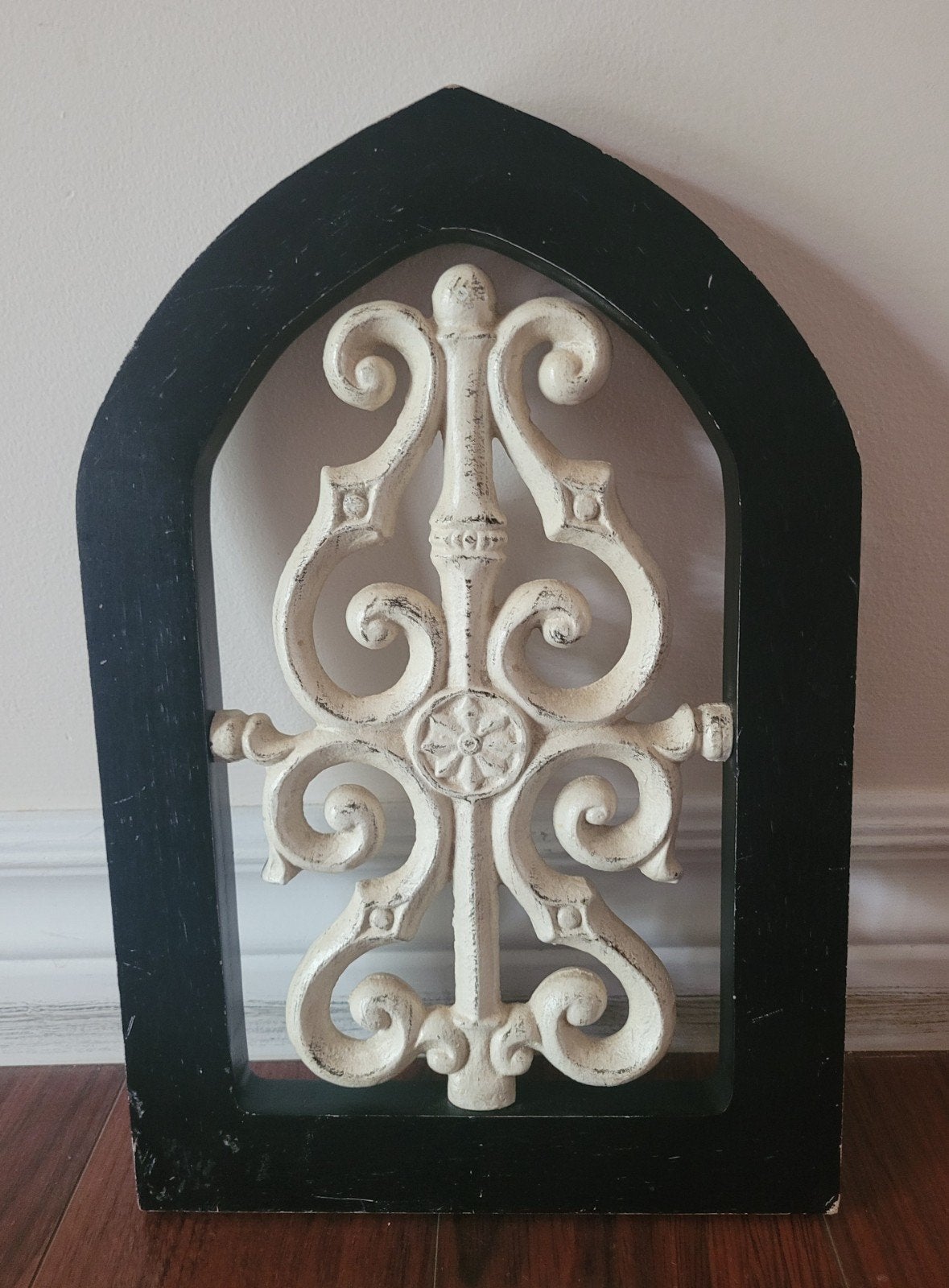 Gotische wanddeco van gietijzeren krul in zwart houten frame, Ophalen of Verzenden
