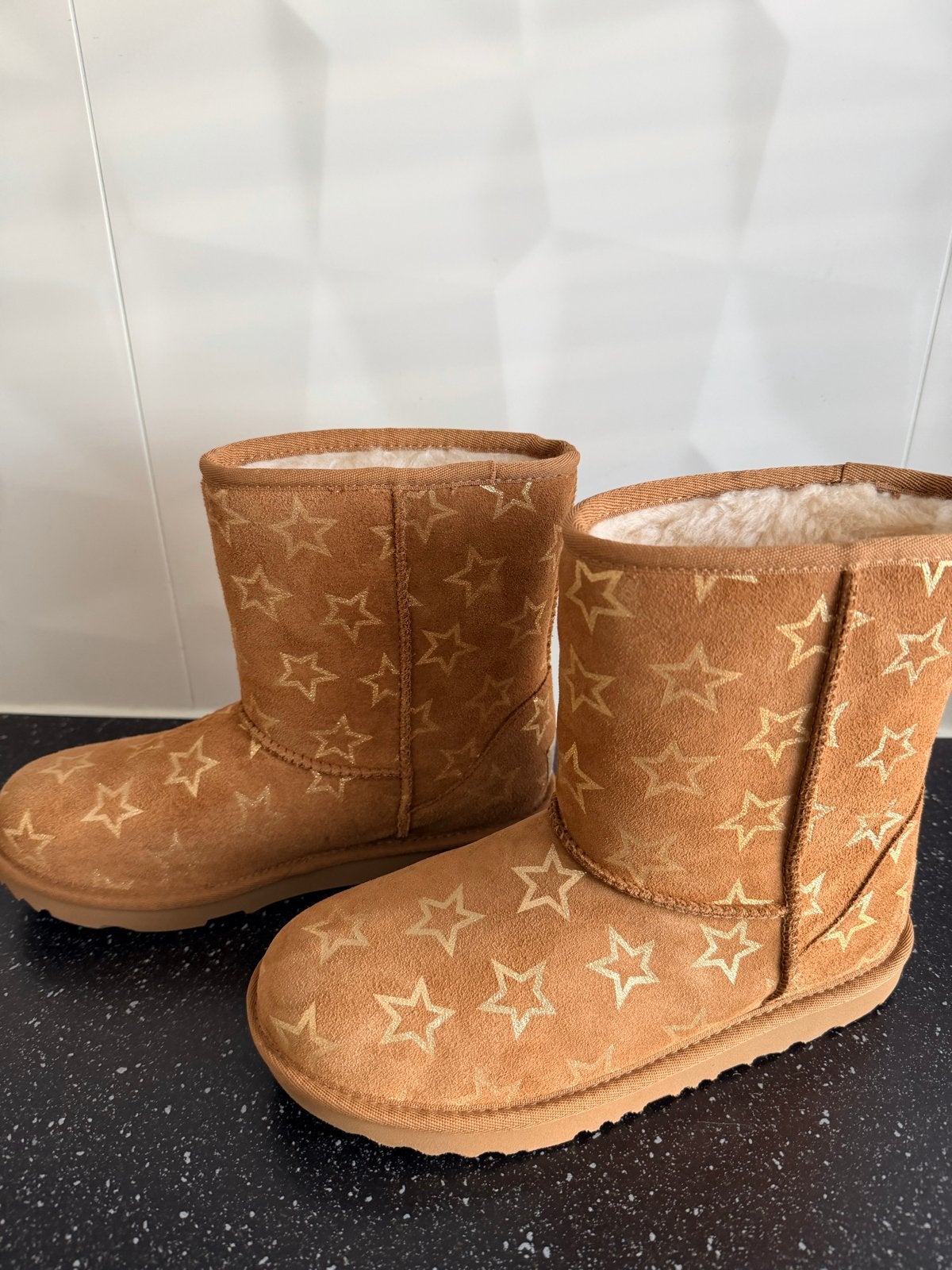 Ugg laarzen met sterrenprint - Maat 38, Kleding | Dames, Verzenden, Zo goed als nieuw, Bruin, Lage of Enkellaarzen