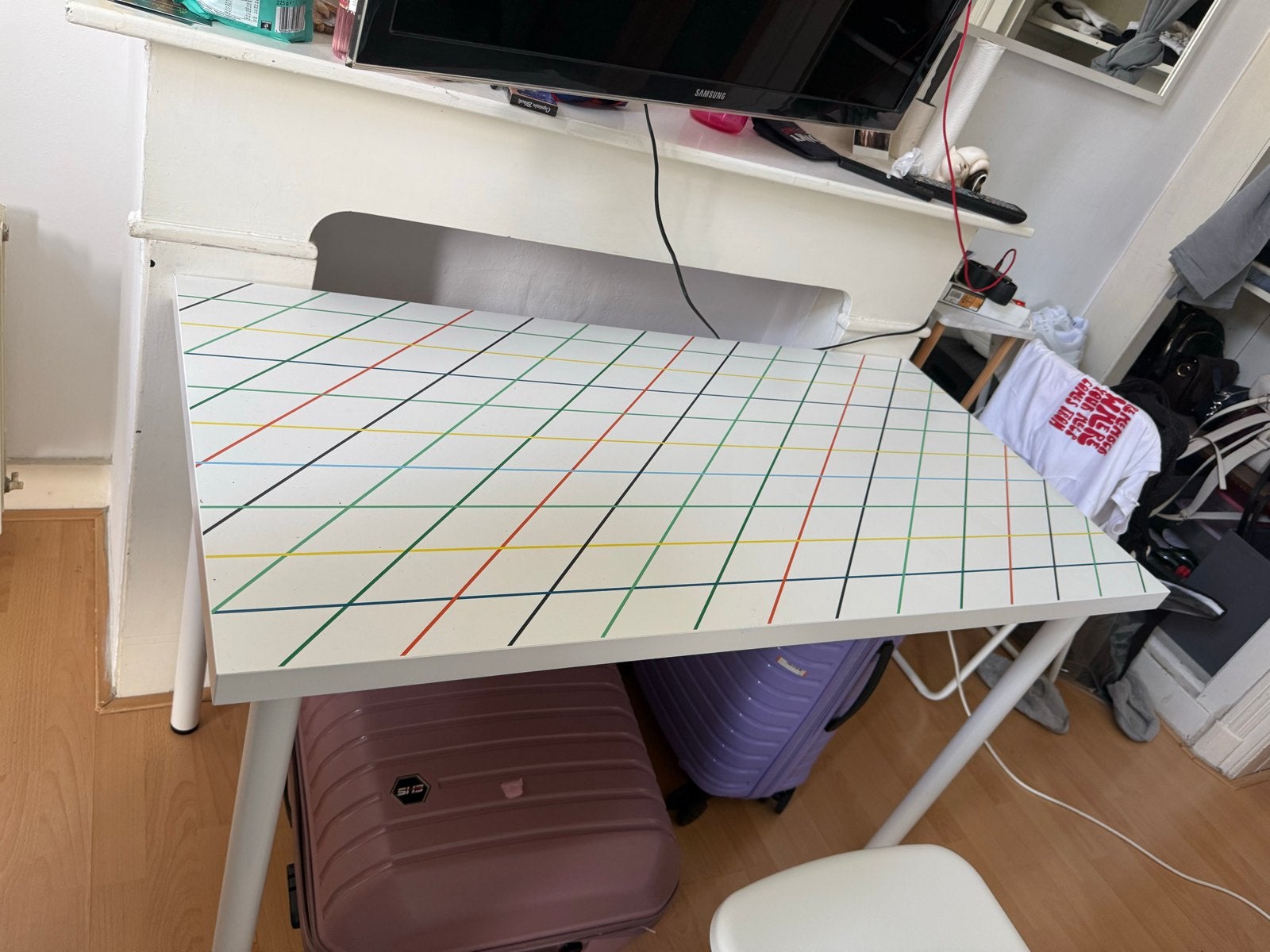 IKEA Bureau/Tafel met kleurrijk ruitpatroon, Huis en Inrichting, Bureaus, Gebruikt, Kinderbureau, IKEA, Spaanplaat of MDF, Wit