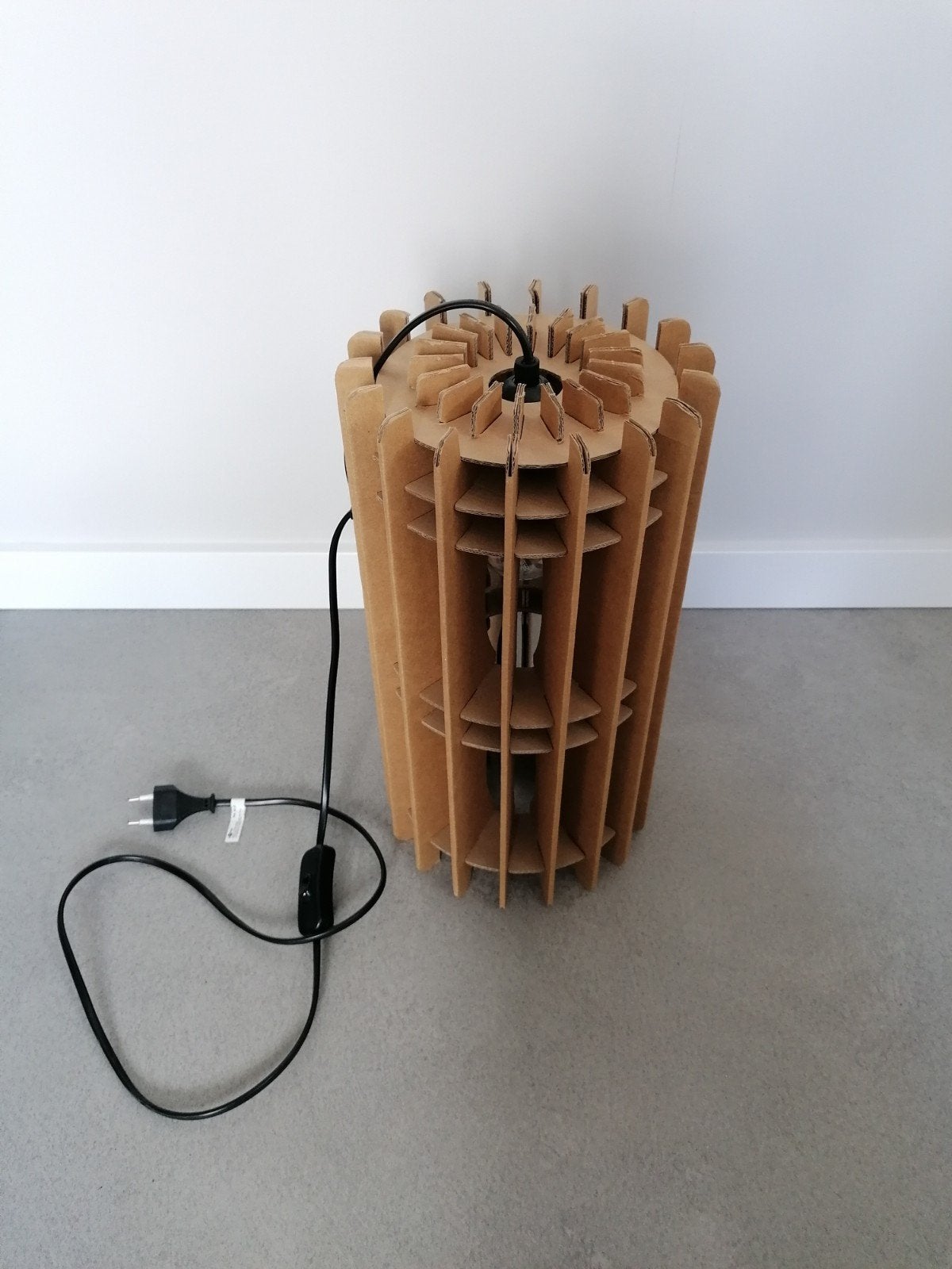 Unieke Kartonnen Tafellamp - Modern Design, Natuurlijk materiaal, Zo goed als nieuw, Bruin, Modern