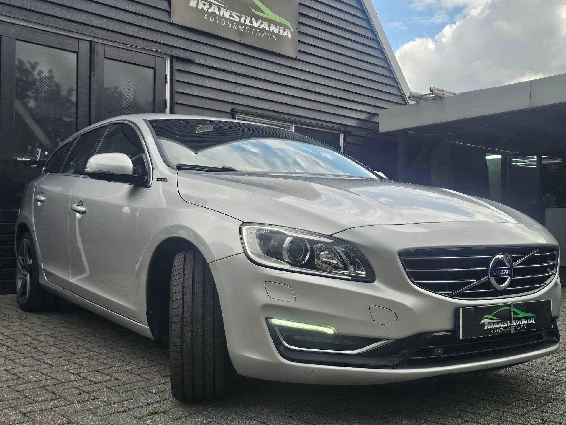 Volvo V60 2.4 D6 AWD Plug-In Hybrid R-Design, Auto's, Automaat, Vierwielaandrijving, 11 kWh, Te koop