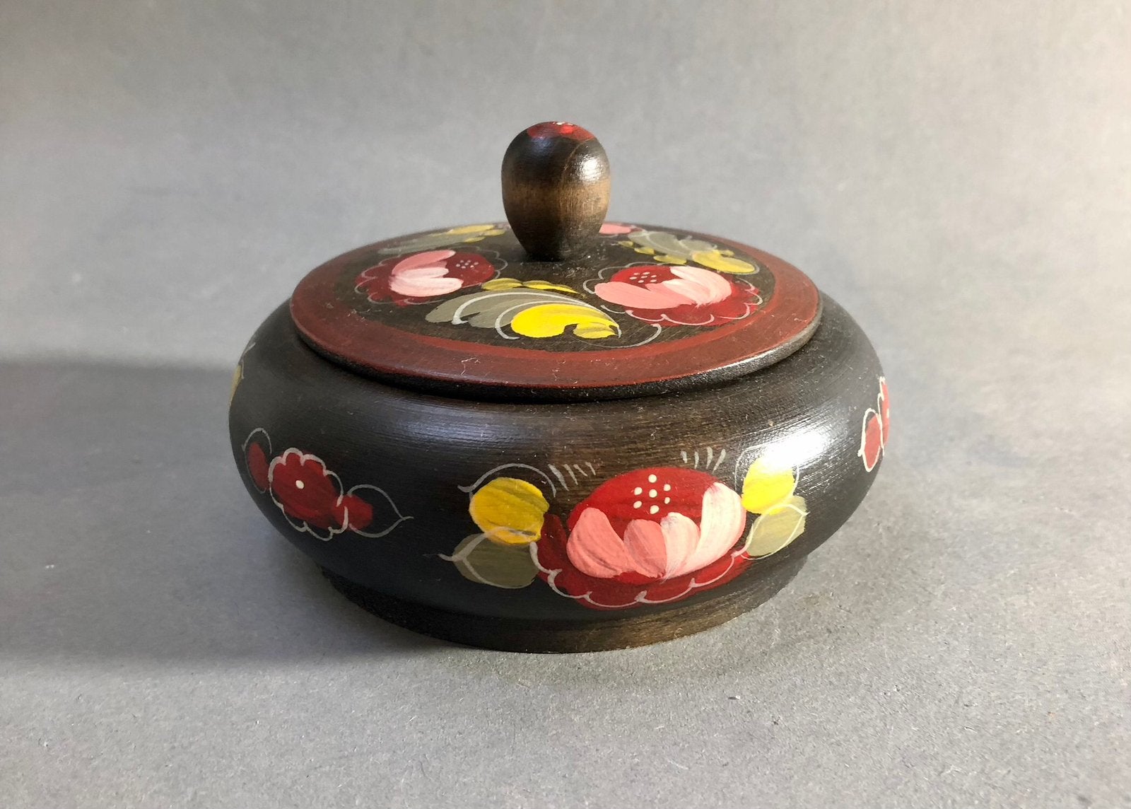 Lief klein houten dekseldoosje, handbeschilderd met bloemen, Ophalen of Verzenden