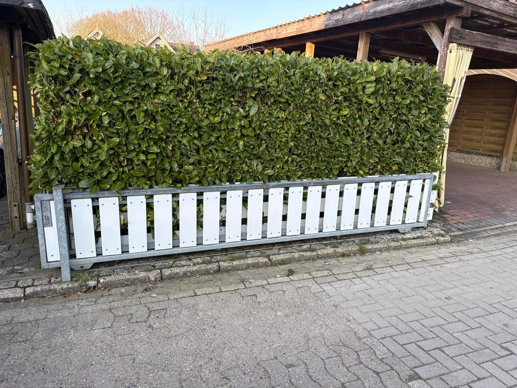Wit kunststof tuinhek met metalen frame, Tuin en Terras, Tuinhekken en Hekwerk, Ophalen, Gebruikt, Hout, Tuinhek