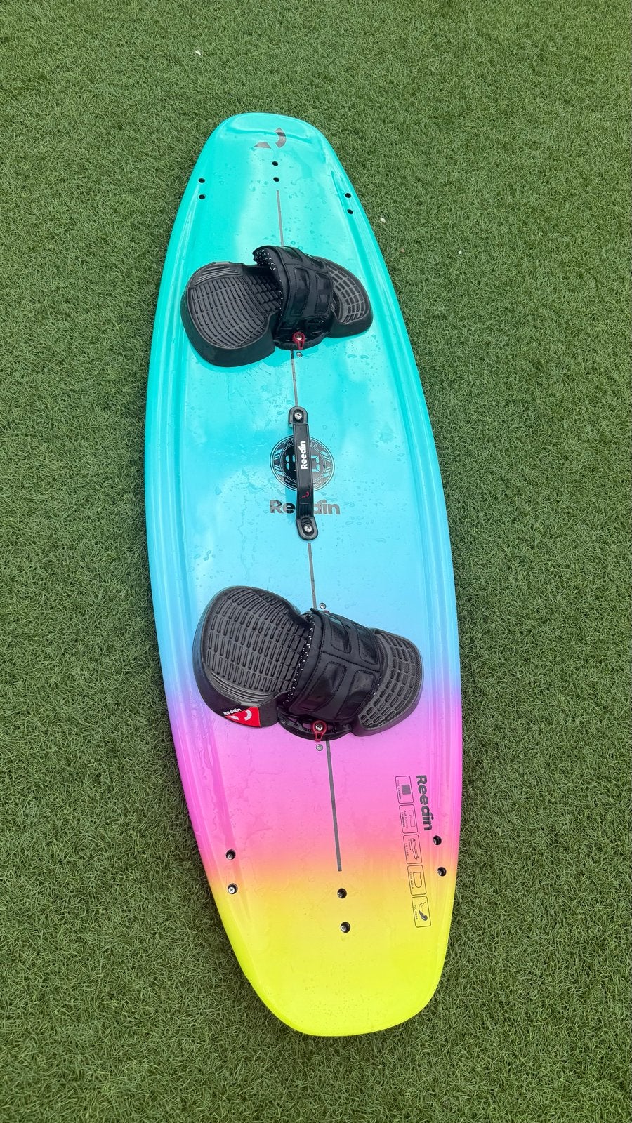 Reedin Snackpack 150 Nieuwstaat incl bindingen en boardbag!, Twintip, Kiteboard, Nieuw, Ophalen of Verzenden