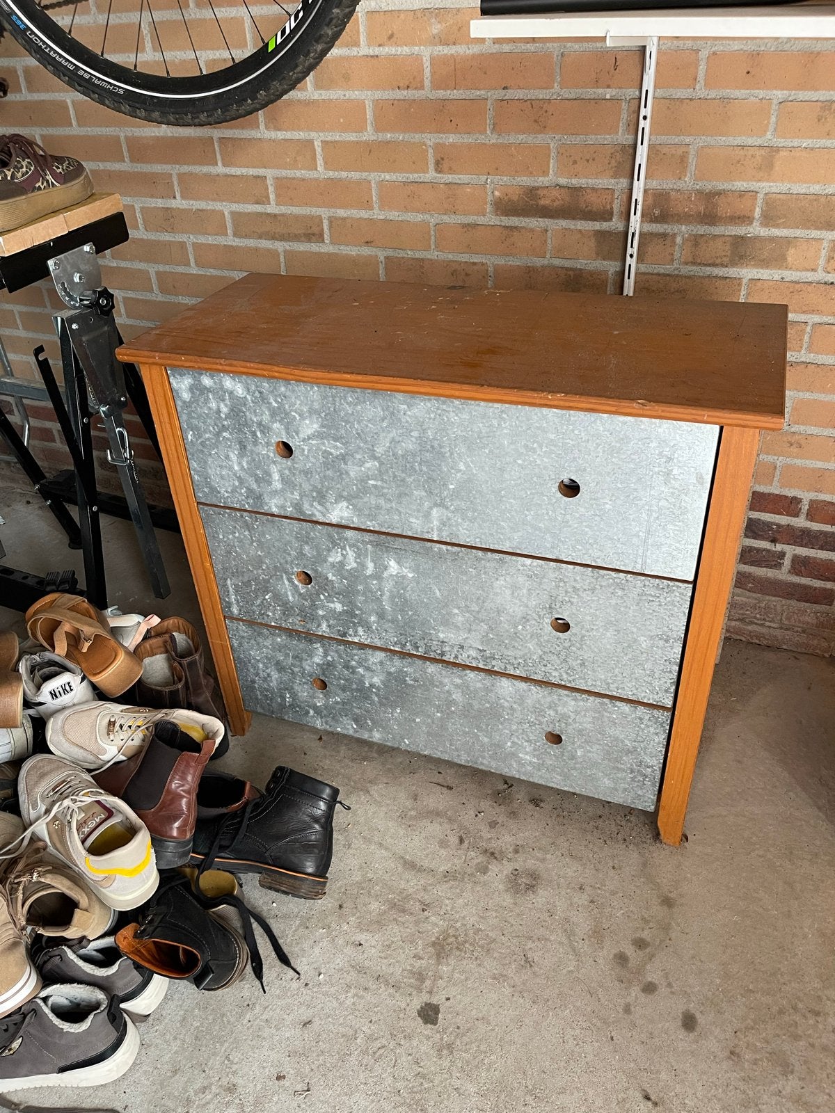 Gratis af te halen: Kast met 3 lades (hout en metaal), Ophalen, Gebruikt, 50 tot 100 cm, 3 of 4 laden