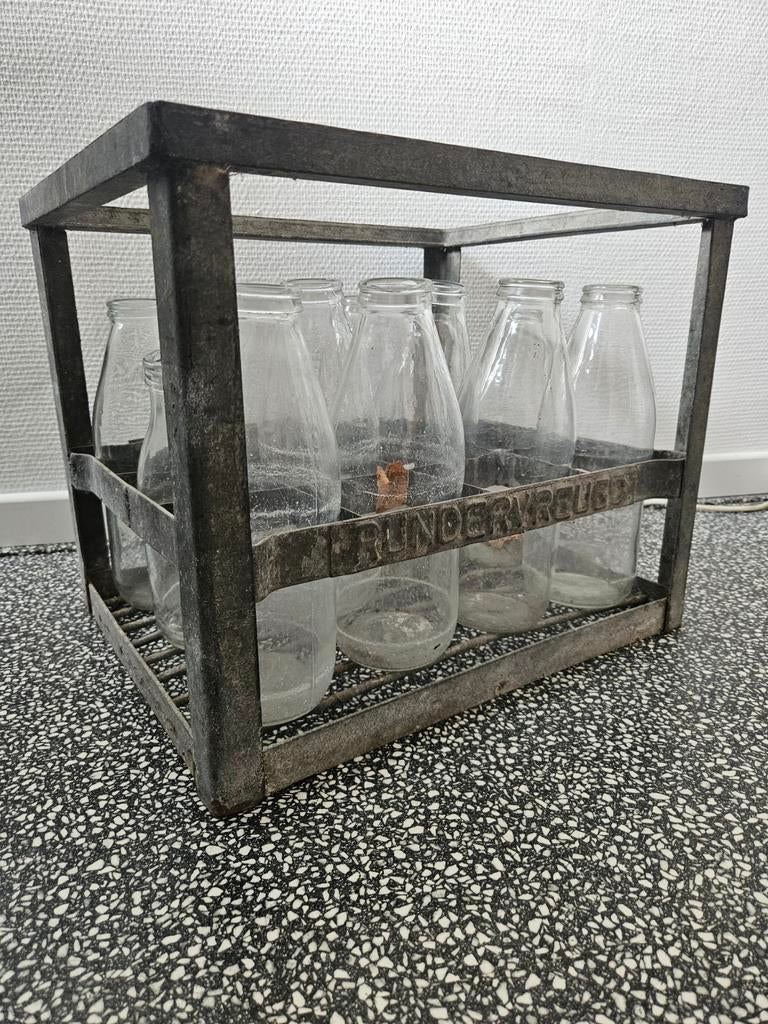 Vintage melkflessen in metalen krat - 'Runderwreugd', Ophalen