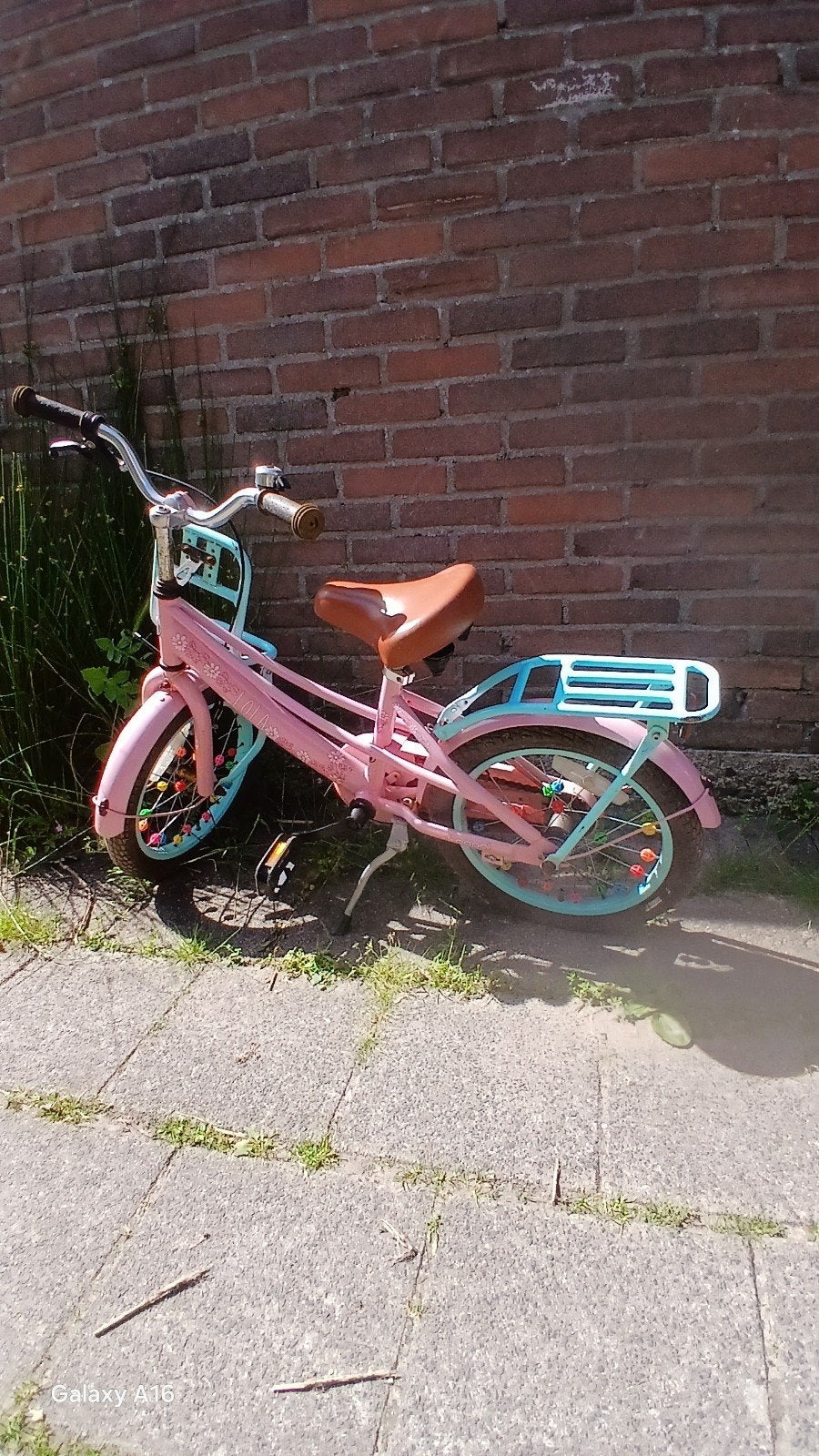 Leuke roze kinderfiets met blauwe accenten, Ophalen of Verzenden